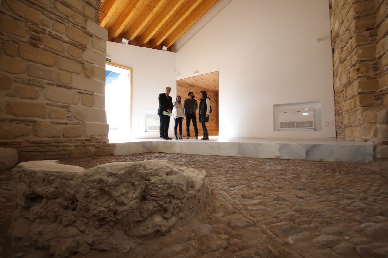 Interior de la Sala Tabanco del Duque, cuyas obras de rehabilitación han concluido. En la imagen, la alcaldesa y otros responsables municipales en la visita de este jueves.