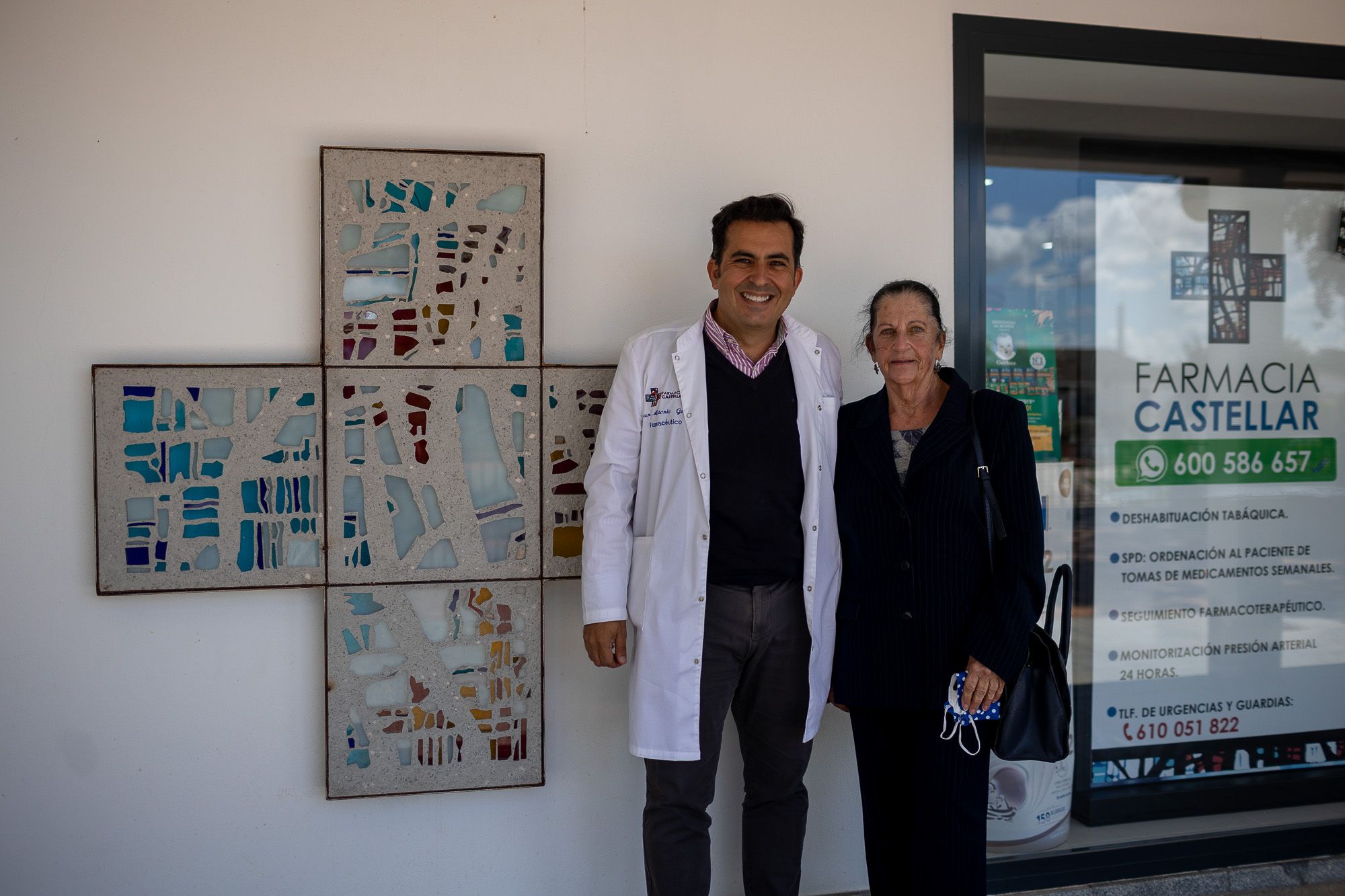 Pilar con su hijo, que continúa con la farmacia que ella fundó en 1974.