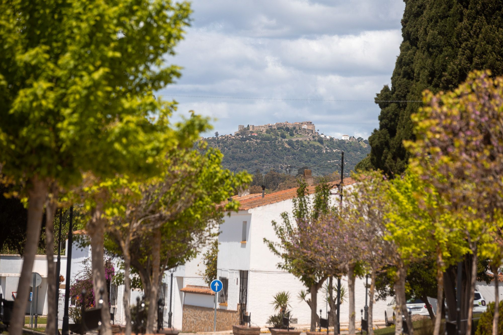 Vista del castillo desde la plaza de Andalucía de Castellar Nuevo.