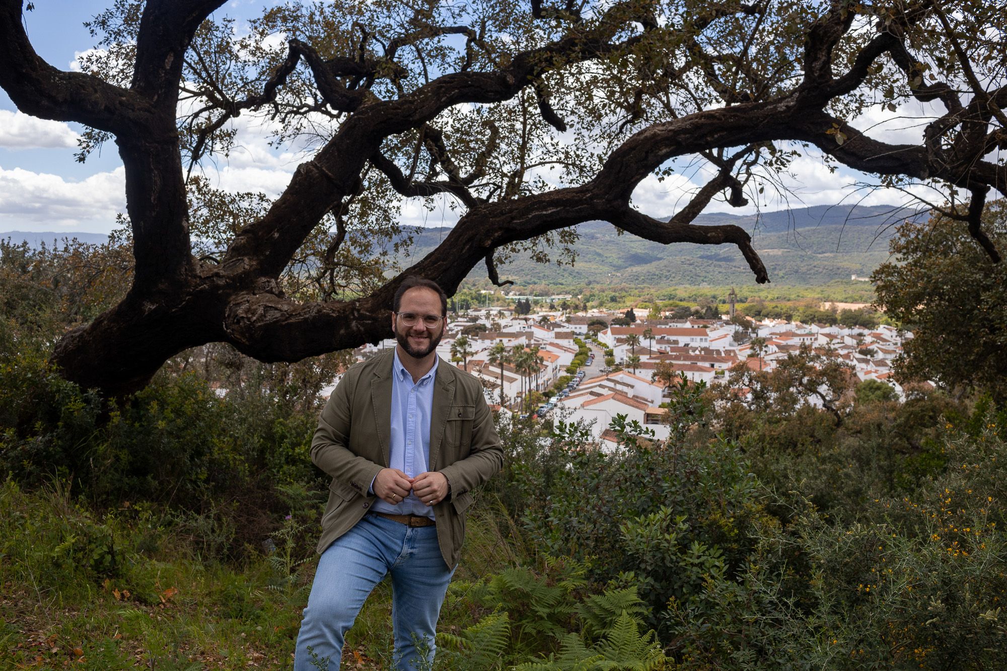 Adrián Vaca con las casas de Castellar Nuevo al fondo.
