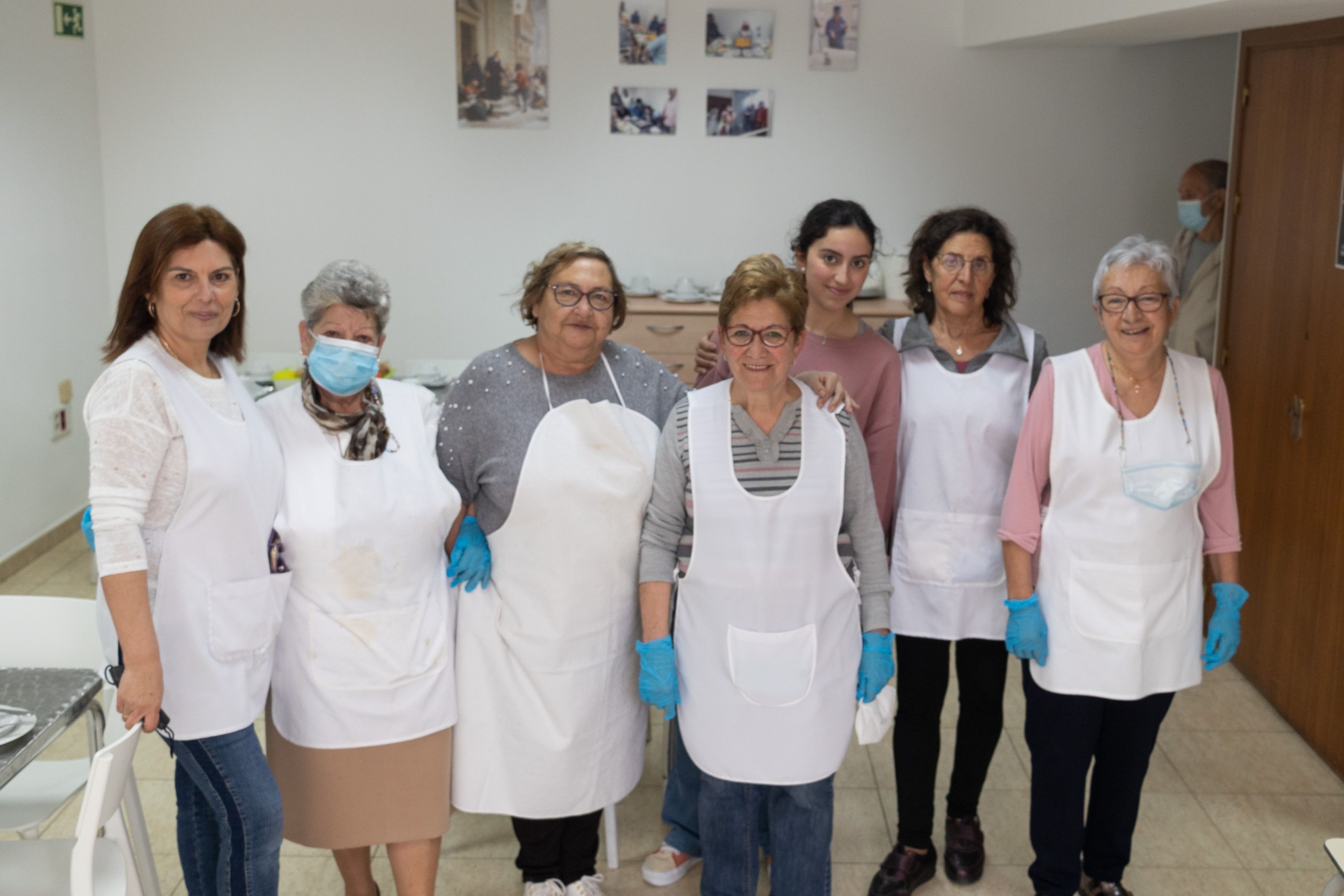 Carmen, en el centro de la imagen, con otras voluntarias de Calor en la Noche. 