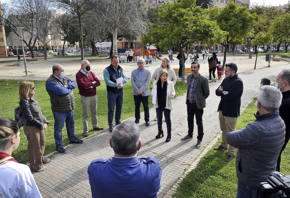 La alcaldesa Mamen Sánchez, informando a los vecinos de San Joaquín.