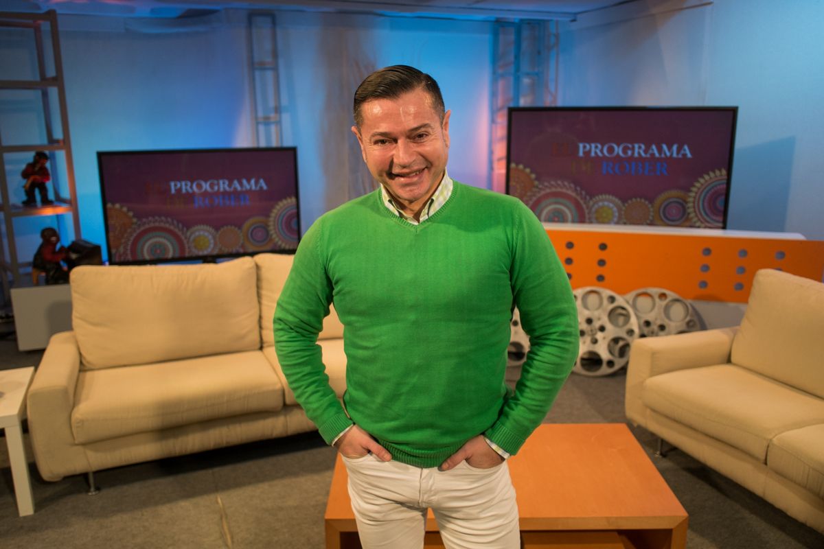 Rober Pazo posa para lavozdelsur.es en el plató de Onda Jerez TV. FOTO: MANU GARCÍA.