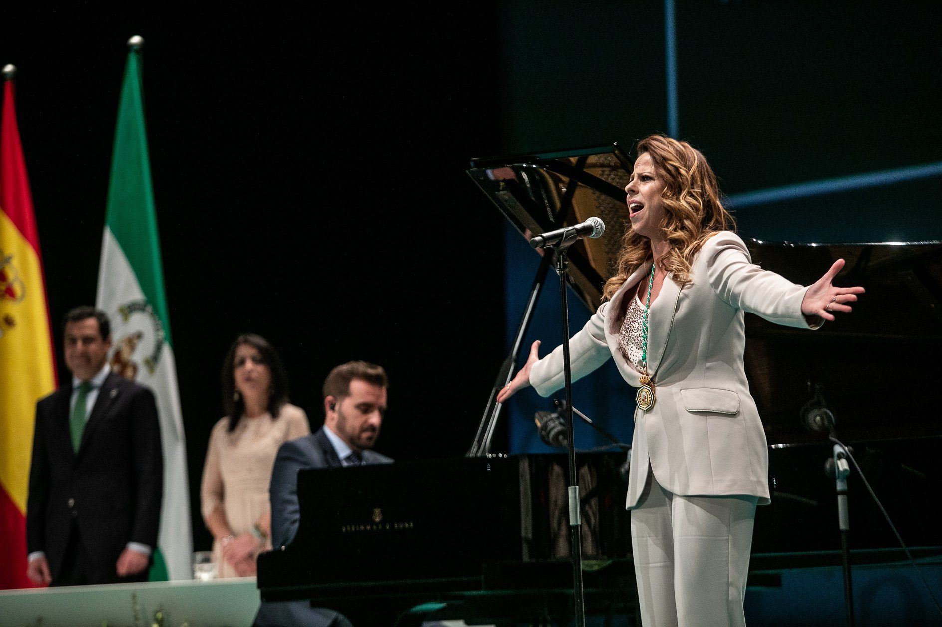 Pastora Soler poniéndole el  broche final al acto institucional por el Día de Andalucía. FOTO: JUNTA DE ANDALUCÍA. 