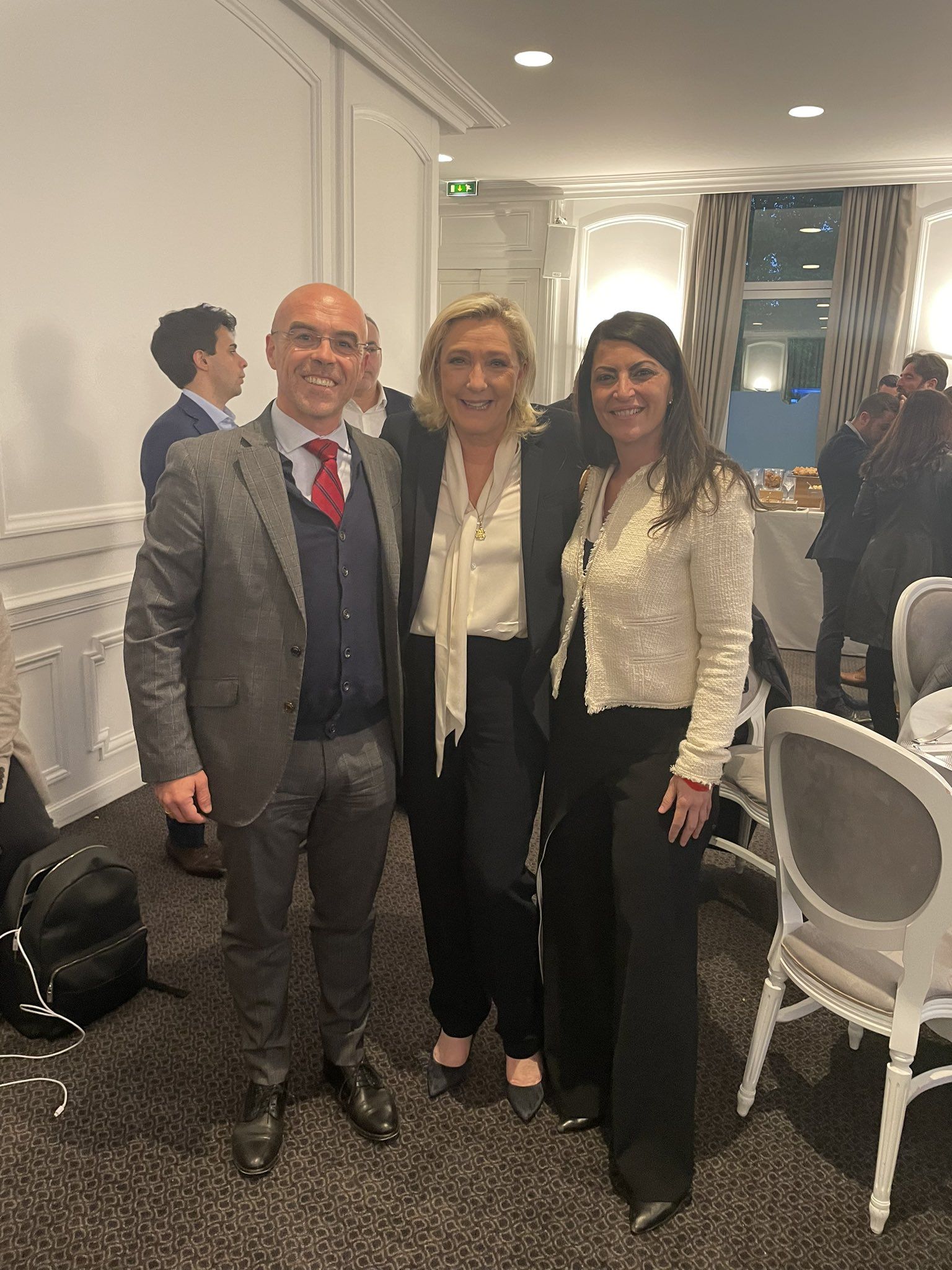 Buxadé y Olona junto a Le Pen. Buxadé y Olona junto a Le Pen.