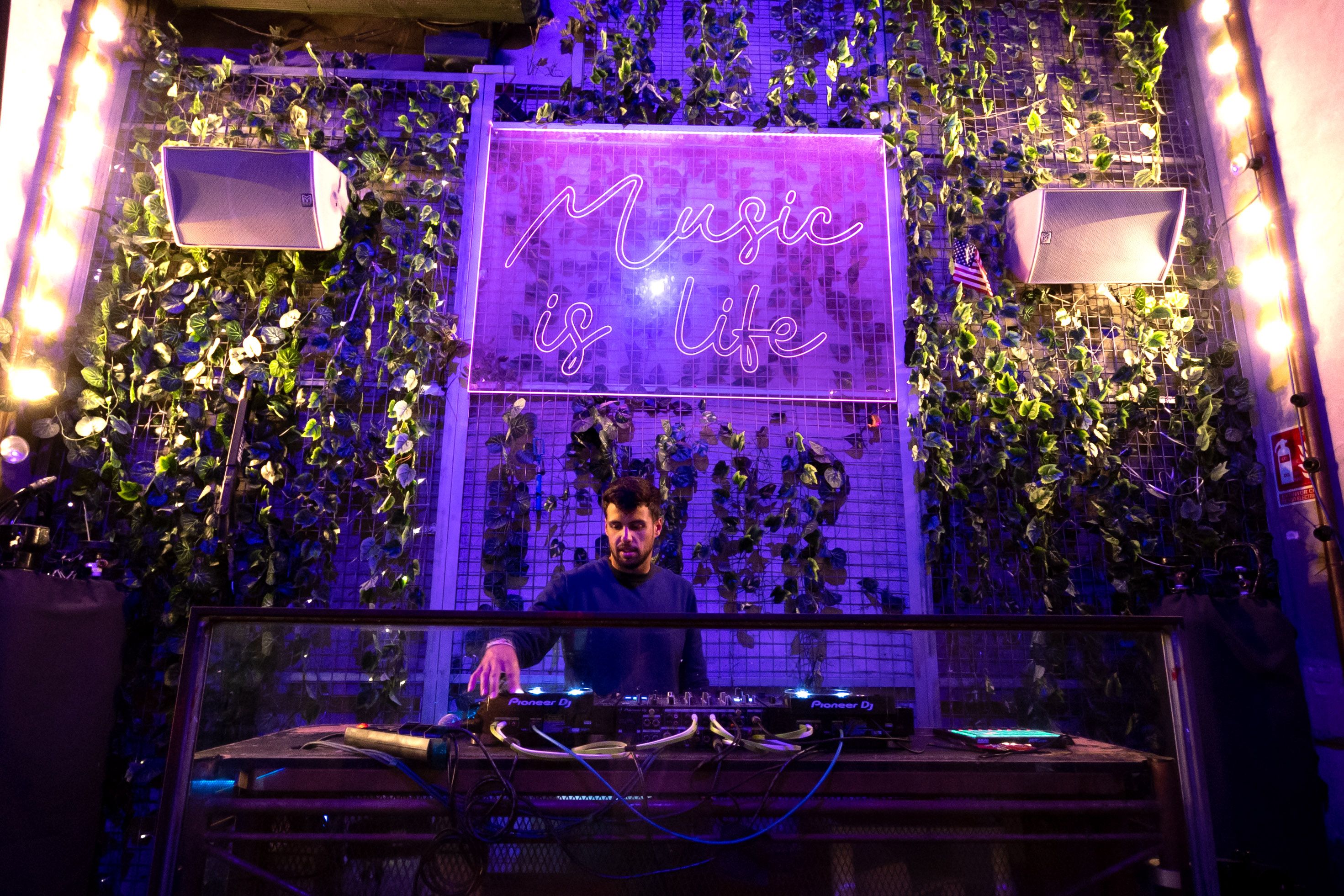 DJ Ale Rodri en la cabina de la discoteca Guateque en El Puerto.