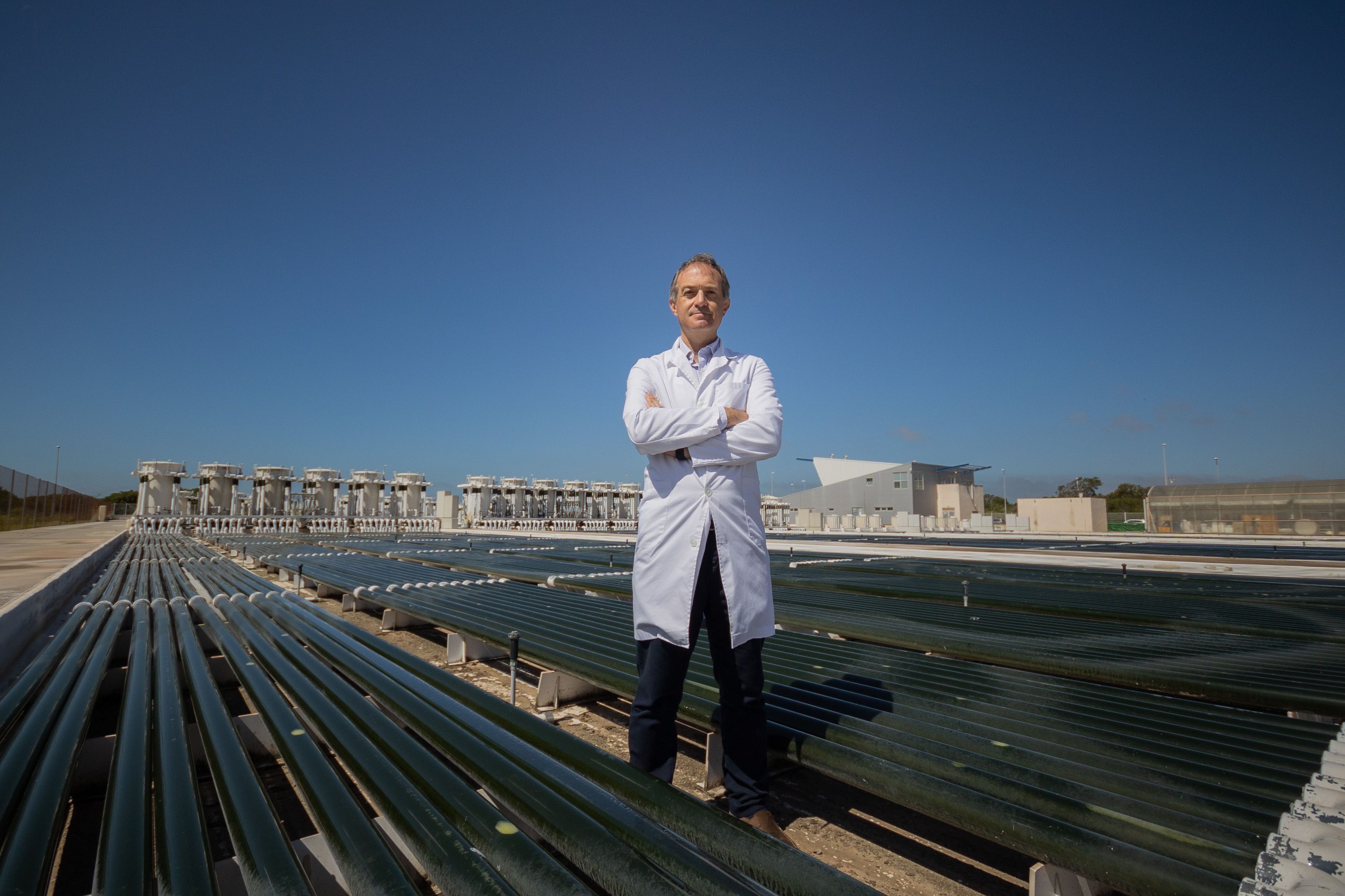 Carlos en la explanada donde se ubica el tubo metacrilato de 37 kilómetros.