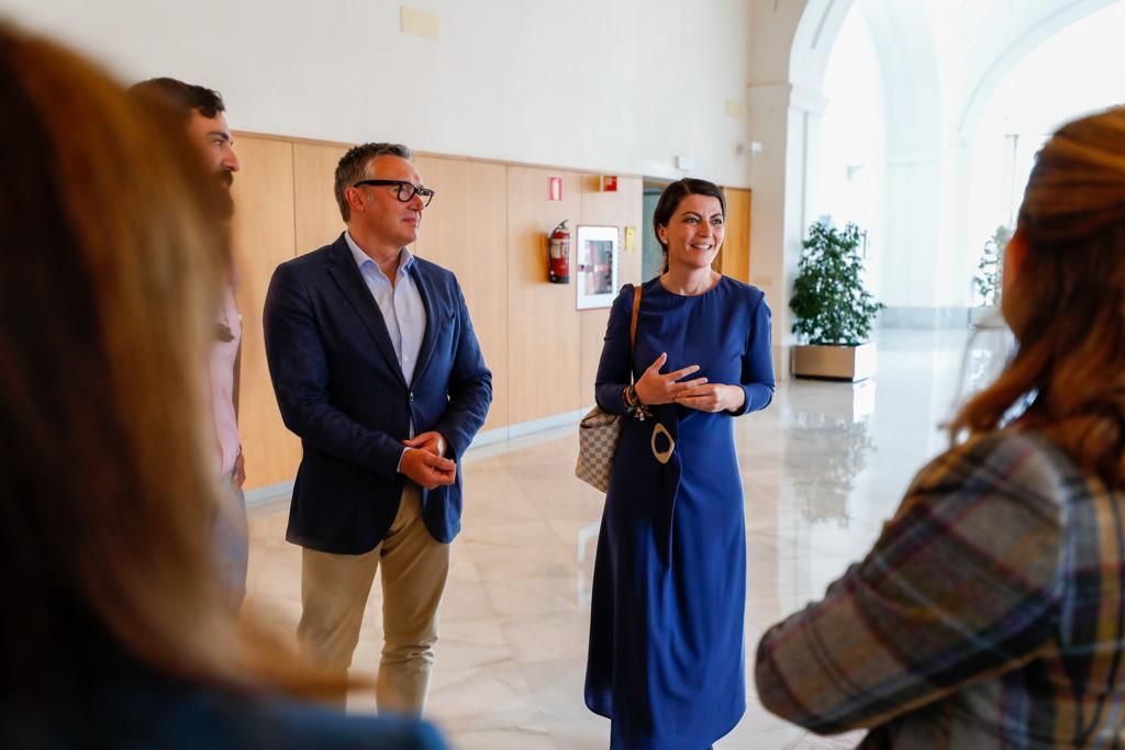 Olona junto a Gavira en el Parlamento de Andalucía.