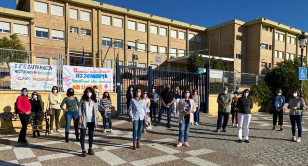 Una manifestación de madres y padres denunciando la situación de abandono de un instituto de Olvera. Una manifestación de madres y padres denunciando la situación de abandono de un instituto de Olvera.