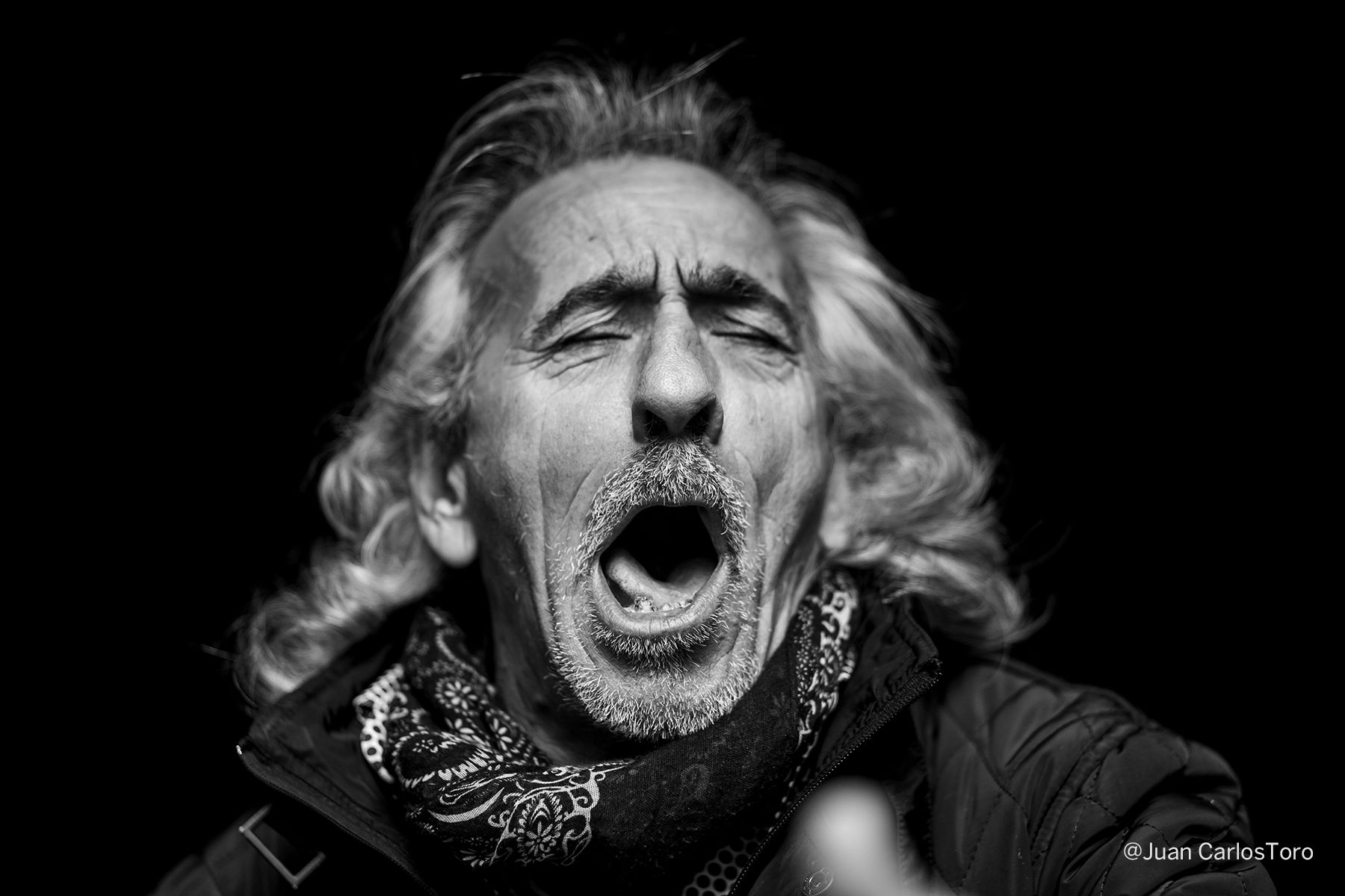 Retrato de Miguel Flores Quirós 'Capullo de Jerez', entonándose momentos después de la entrevista concedida a lavozdelsur.es / FOTOS: JUAN CARLOS TORO