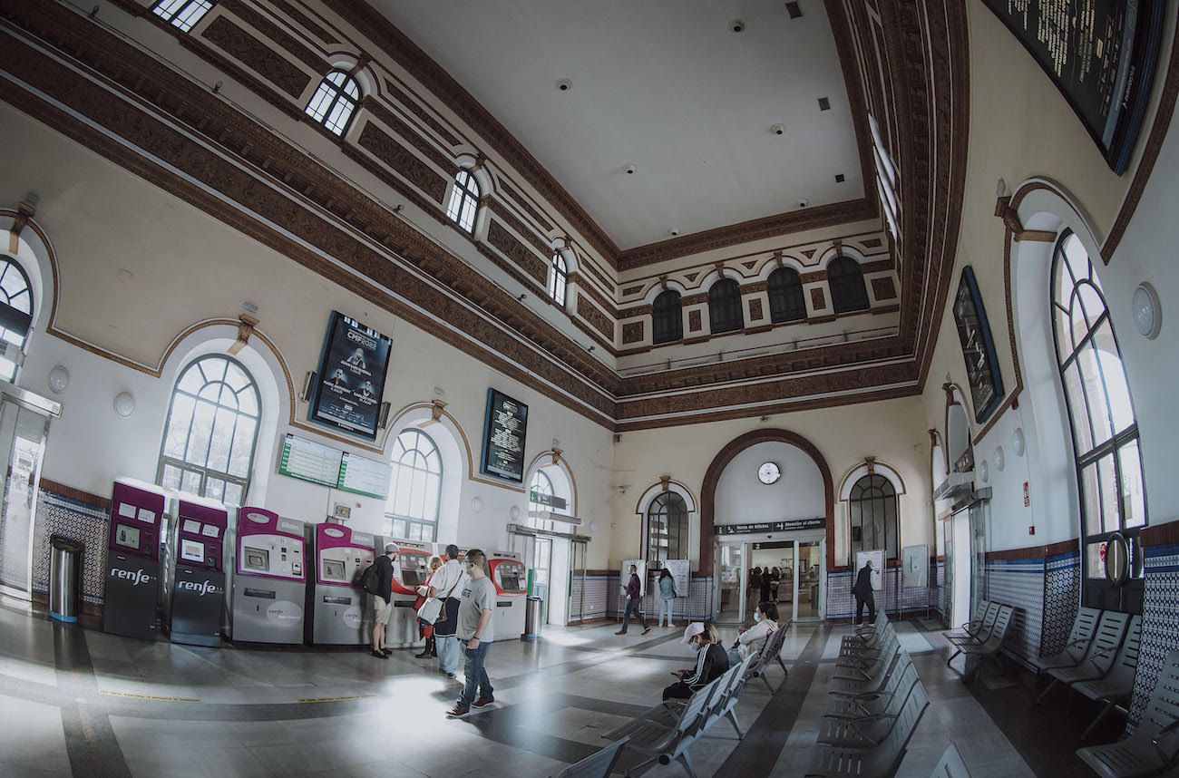 Clientes sacan billetes en la estación de trenes de Renfe en Jerez, lugar donde se deberán solicitar los abonos. Clientes sacan billetes en la estación de trenes de Renfe en Jerez, lugar donde se deberán solicitar los abonos.