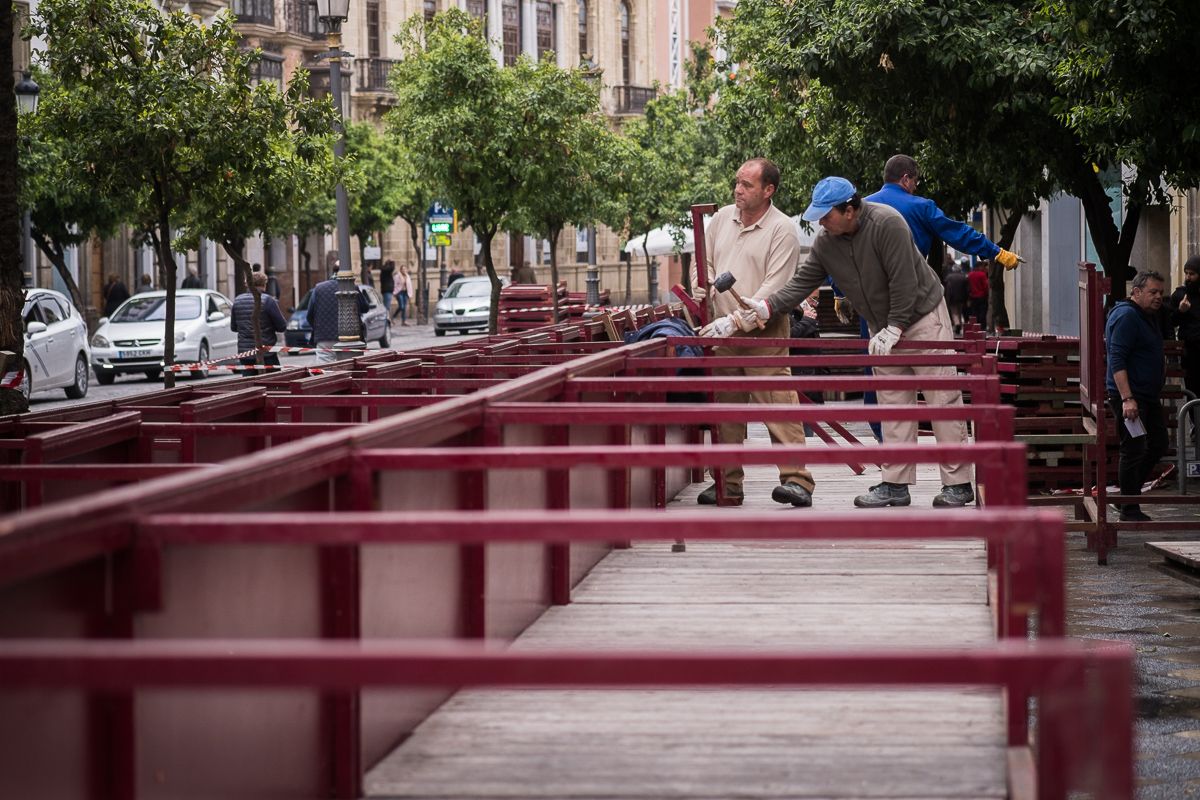 Montaje de los palcos en Jerez por parte de operarios municipales. Montaje de los palcos en Jerez por parte de operarios municipales.