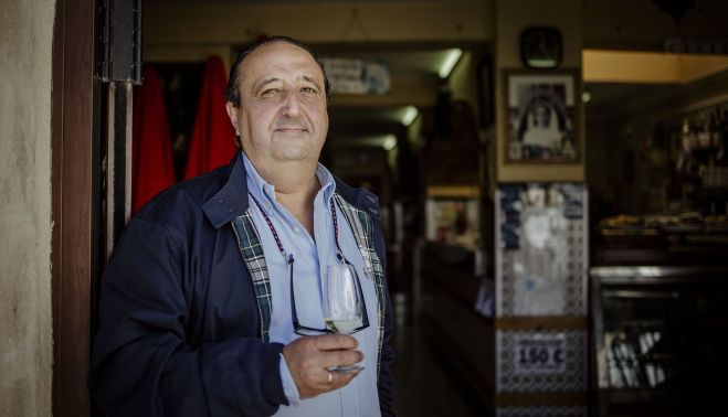 El hermano mayor, con una copa de jerez, tras la entrevista.    ESTEBAN