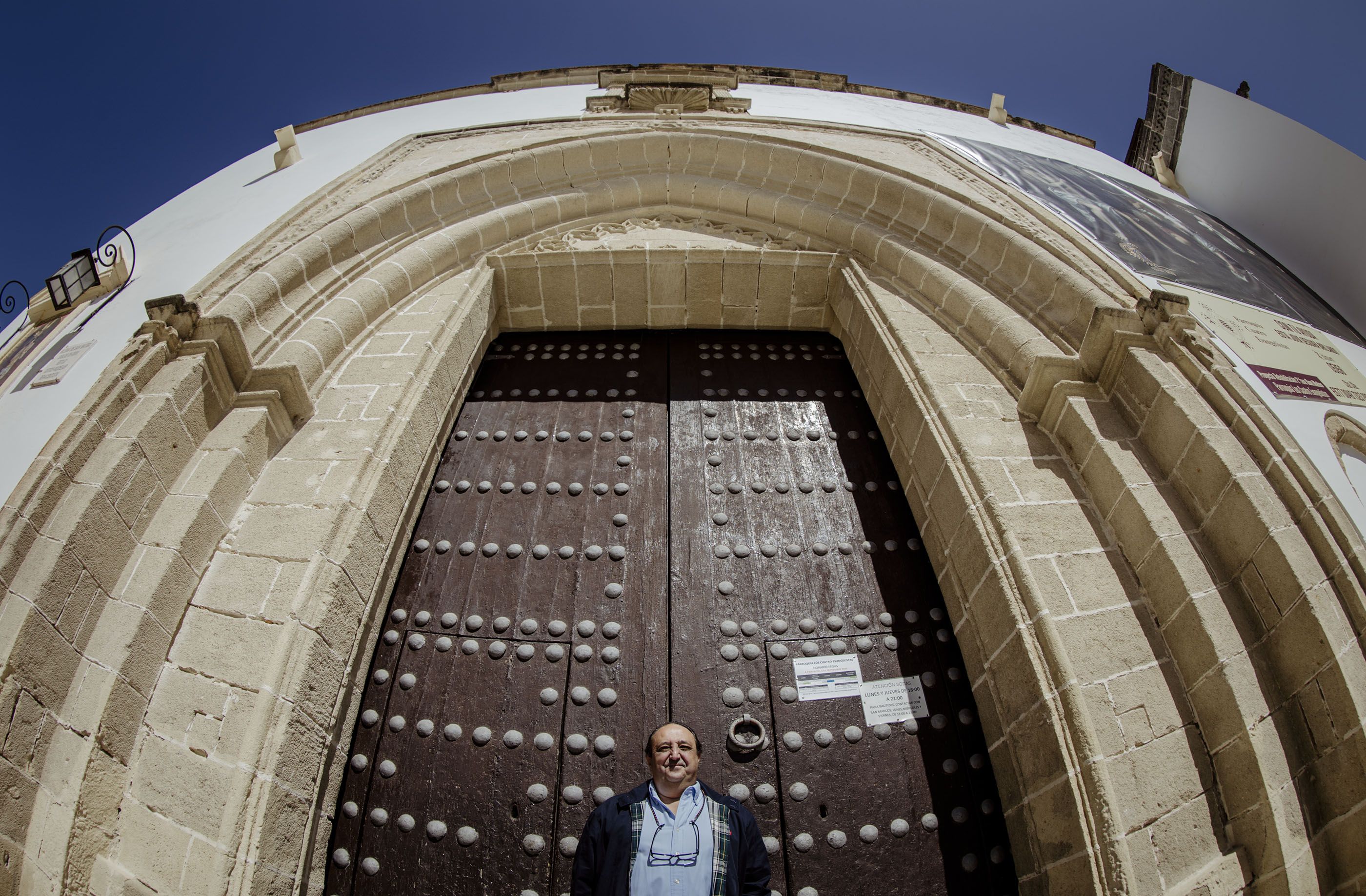Ante el pórtico de acceso al templo en toda su dimensión.    ESTEBAN