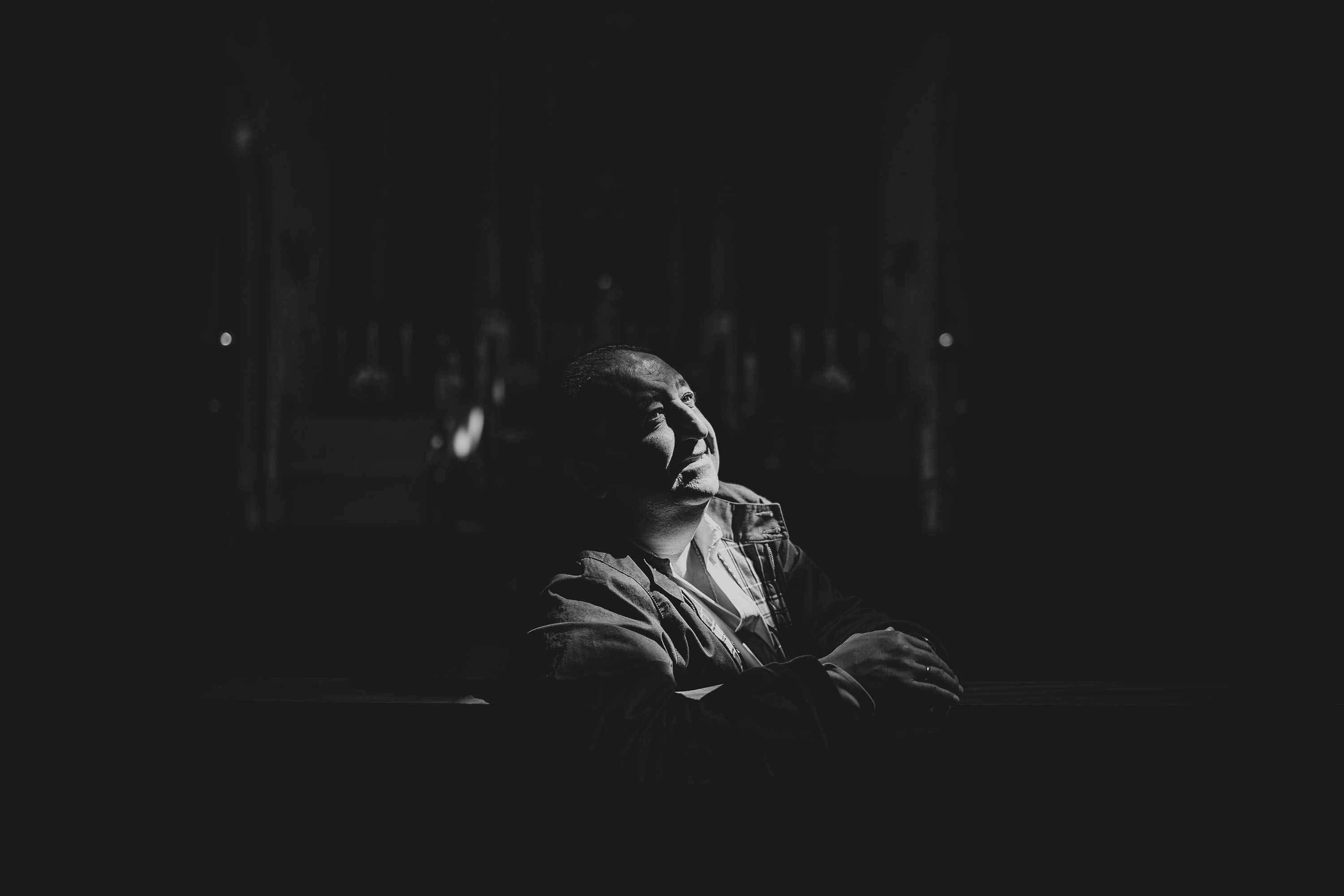 En el interior de San Mateo, Zurita, hermano mayor de Los Judíos, iluminado por un haz de luz. En el interior de San Mateo, Zurita, hermano mayor de Los Judíos, iluminado por un haz de luz.