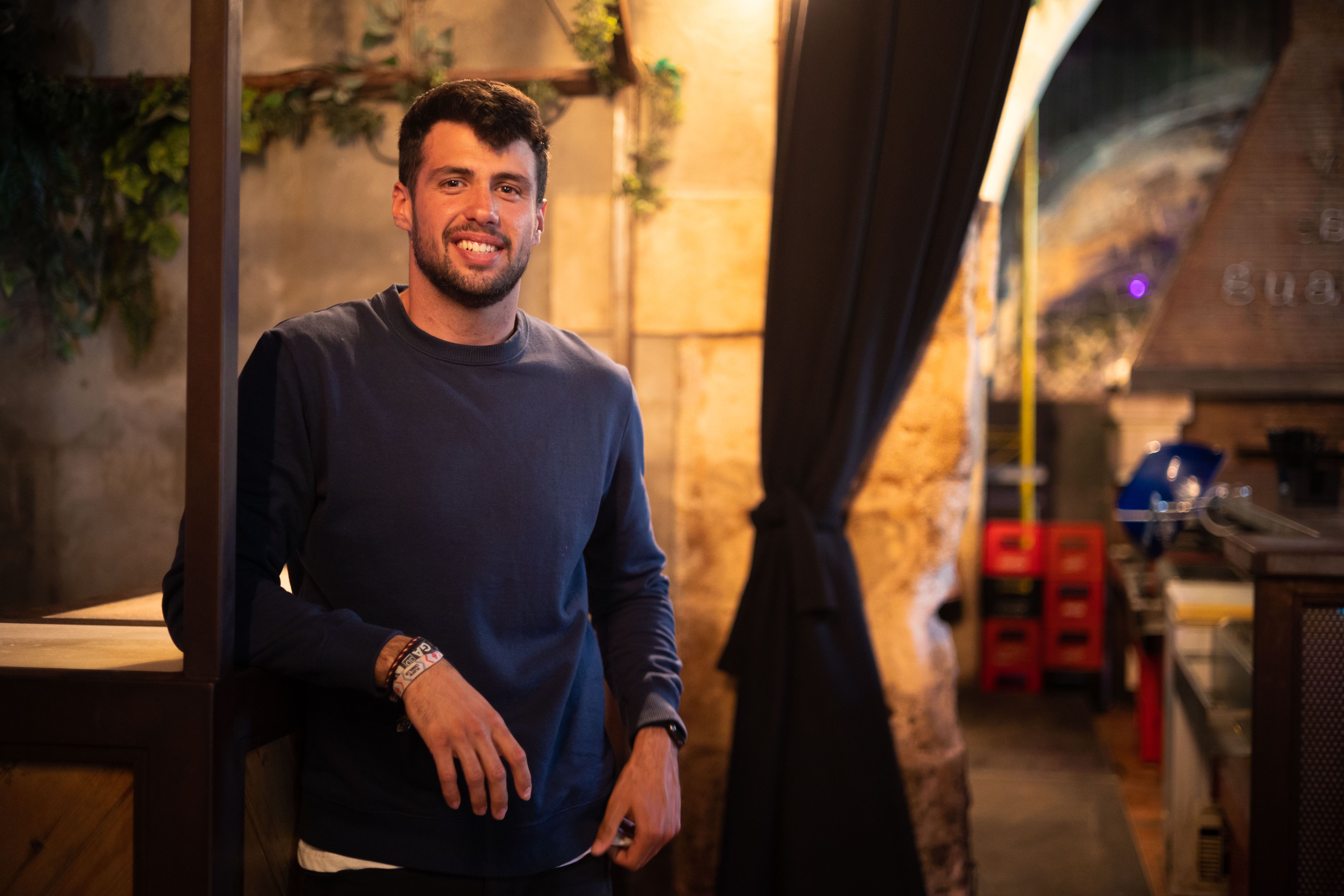 Alejandro Rodríguez en la barra de la discoteca Guateque.