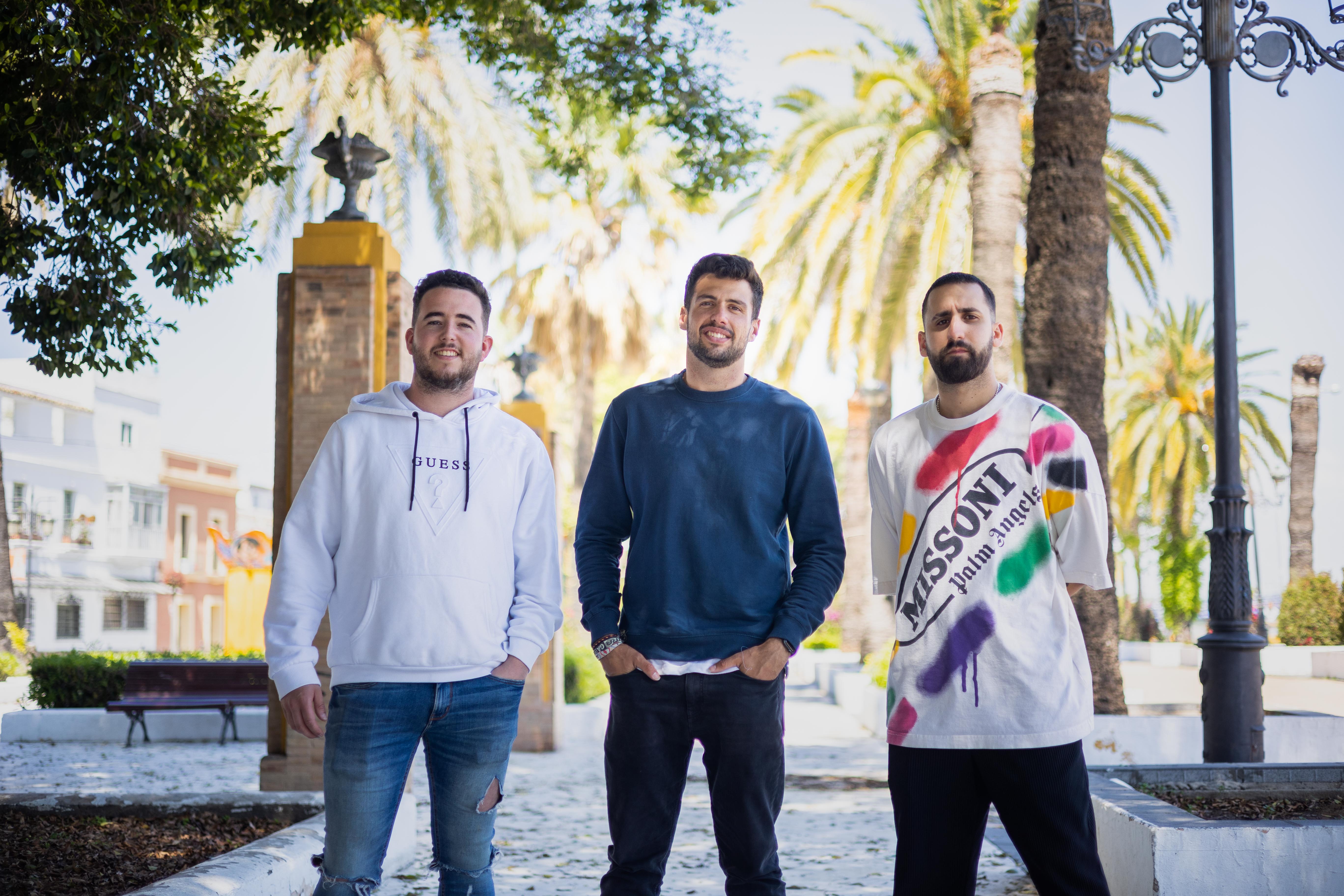 Álvaro, Alejandro y Daniel pinchan en los locales de moda en El Puerto.