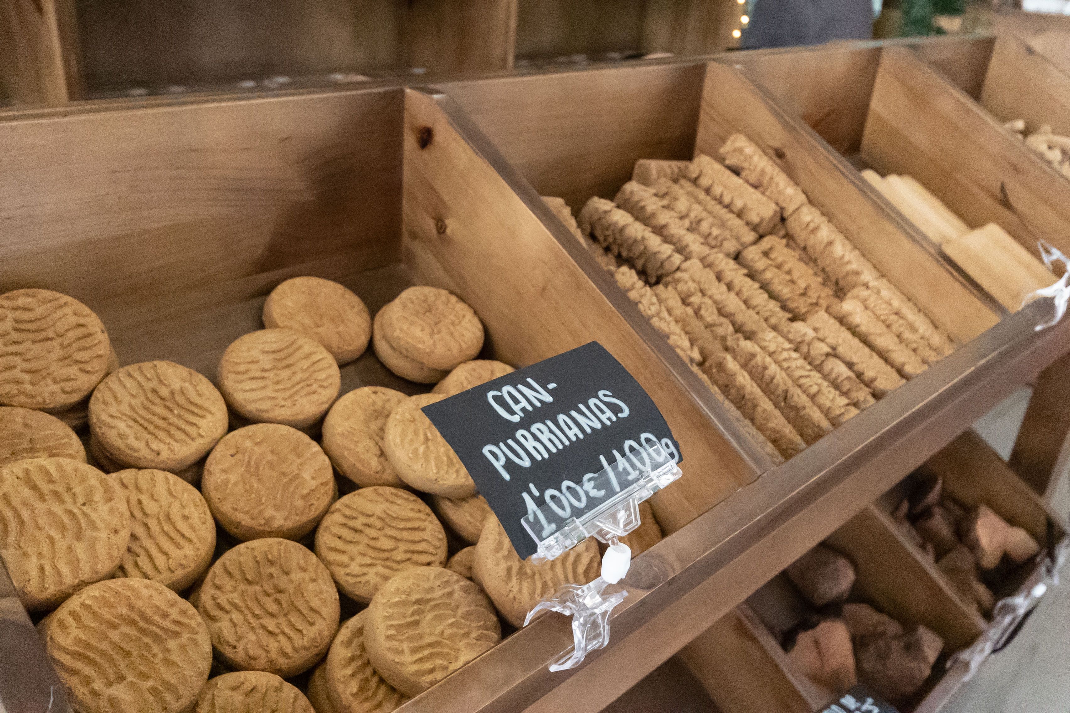 Galletas para animales en la tienda del centro.