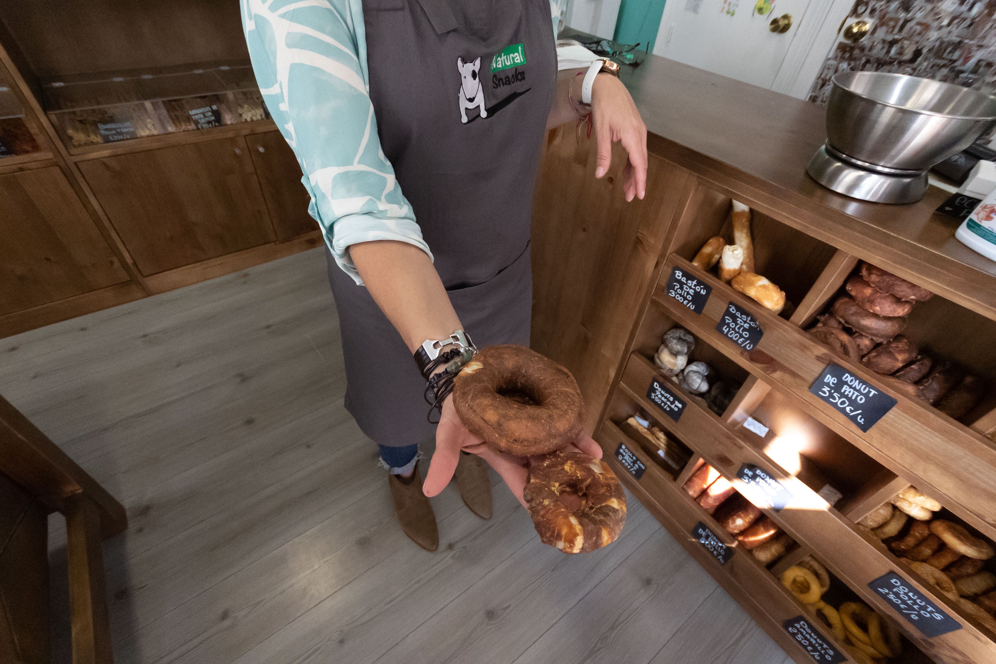 Algunos de los 'snacks' de la barraca para perros y gatos.