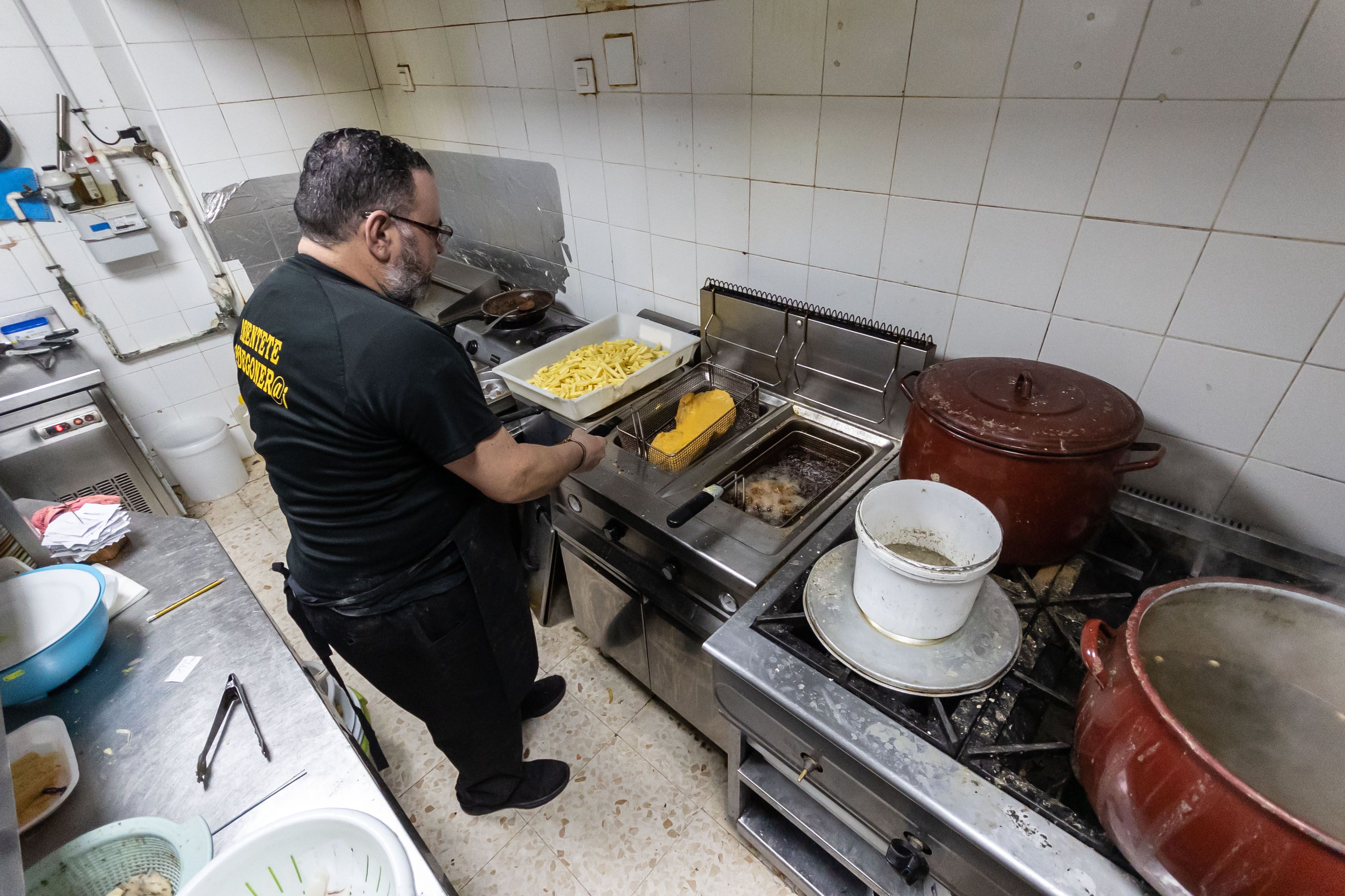 Elaboración de un flamenquín gigante en la cocina del establecimiento.