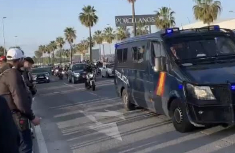Efectivos policiales en El Puerto, durante la presente 'motorada'.