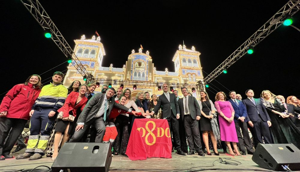 Un momento del encendido del alumbrado de la Feria de Abril de Sevilla.