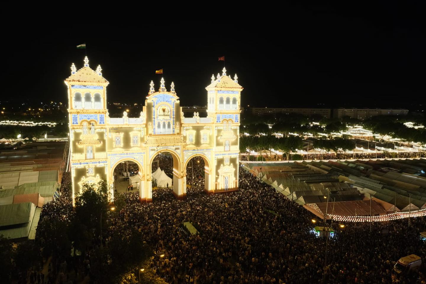 Vista aérea del real de Los Remedios, tras el encendido oficial del alumbrado, en una imagen del Ayuntamiento de Sevilla. Vista aérea del real de Los Remedios, tras el encendido oficial del alumbrado, en una imagen del Ayuntamiento de Sevilla.