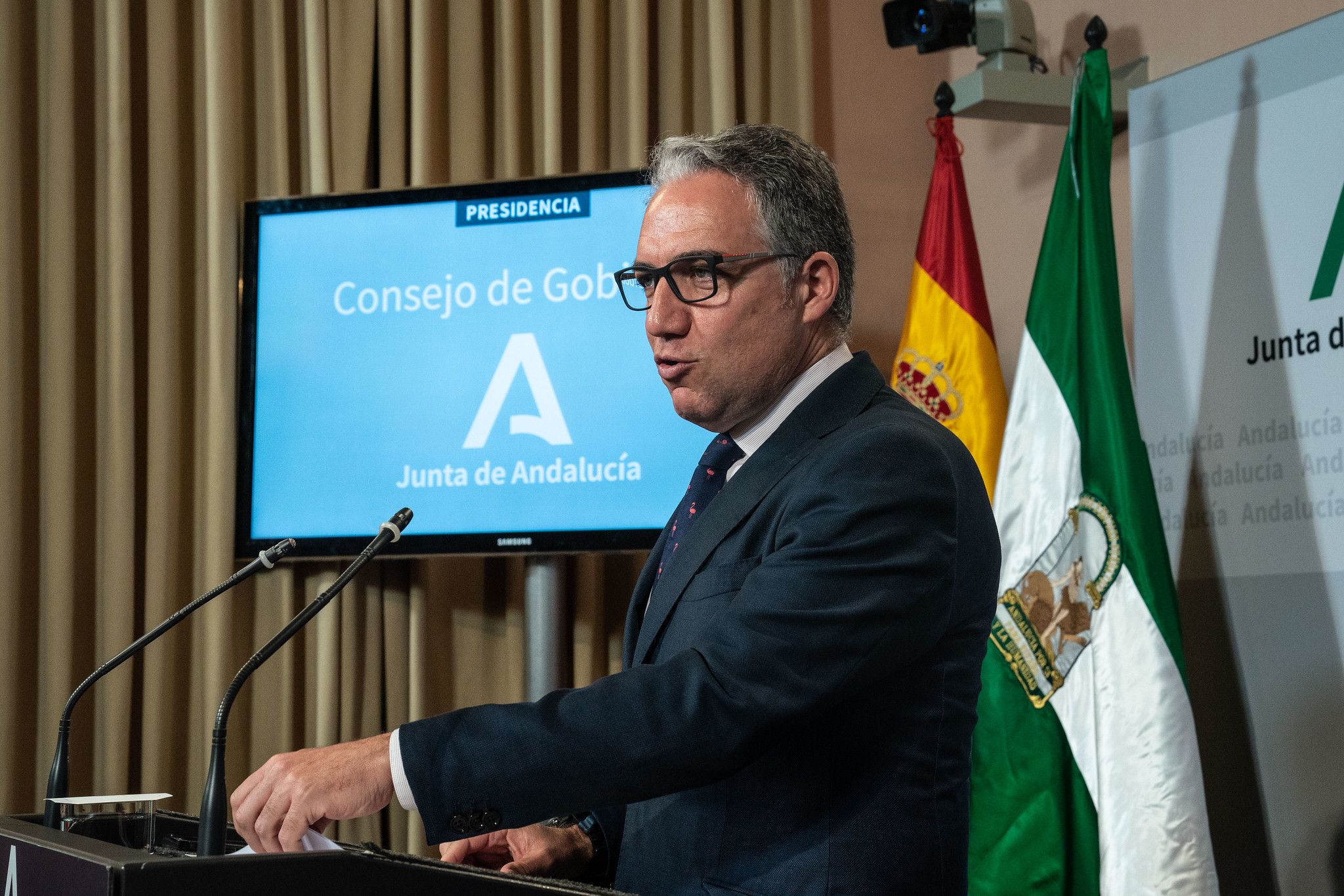 Bendodo durante la rueda de prensa denunciada. Bendodo durante la rueda de prensa denunciada.