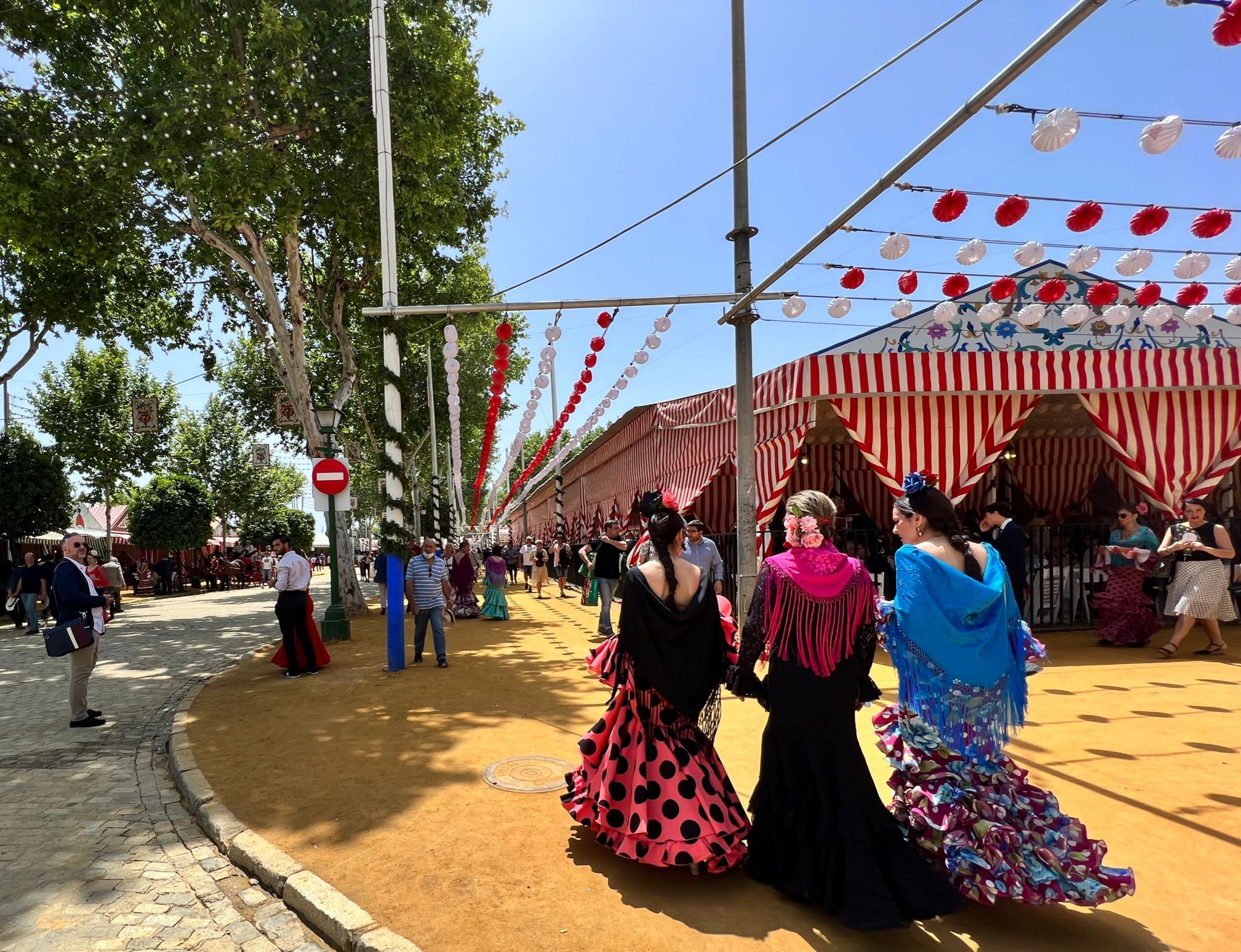 Mujeres de flamencas caminan por el Real en una foto compartida por el Ayuntamiento de Sevilla. Mujeres de flamencas caminan por el Real en una foto compartida por el Ayuntamiento de Sevilla.