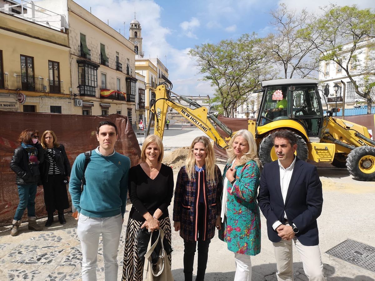 En el centro de la imagen, María José García-Pelayo y Ana Mestre. Saldaña, en la parte derecha de la imagen, este martes en las obras del Arroyo.