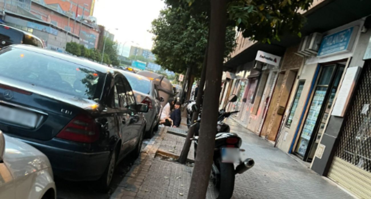 Una pareja, pillada en la acera entre coches. Una pareja, pillada en la acera entre coches.