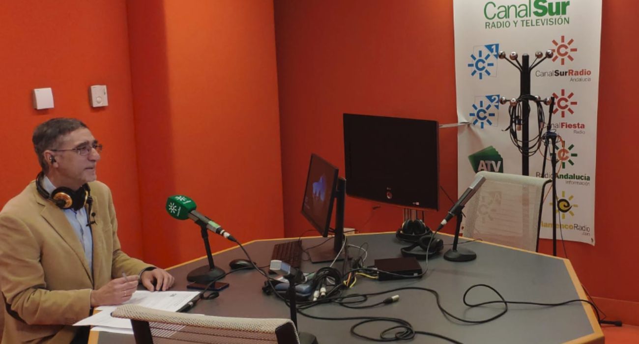 Juan Manzorro, en los estudios de Canal Sur Radio en Cádiz. Juan Manzorro, en los estudios de Canal Sur Radio en Cádiz.