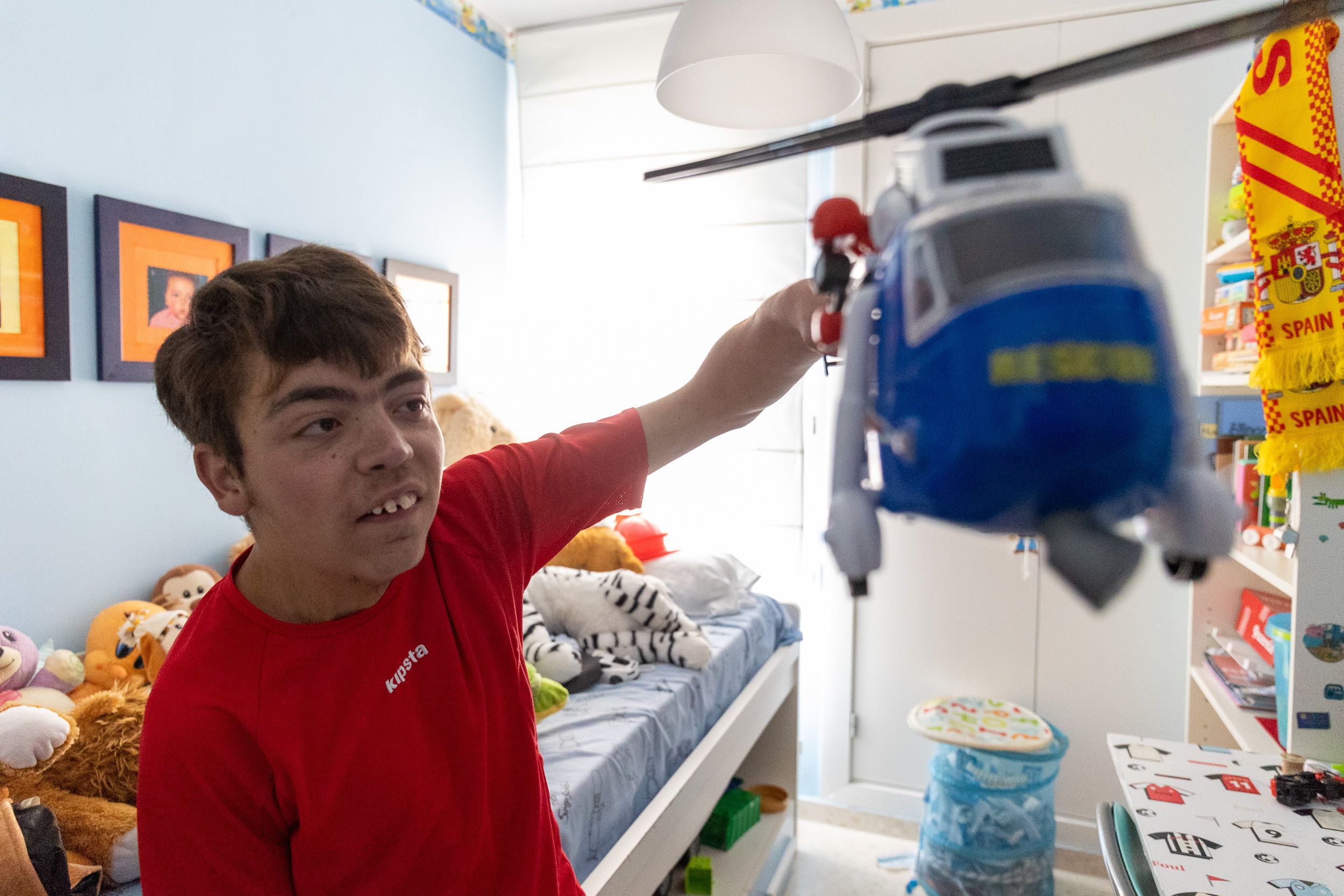 Marcos Carribero, jugando con un helicóptero en su habitación. Marcos Carribero, jugando con un helicóptero en su habitación.