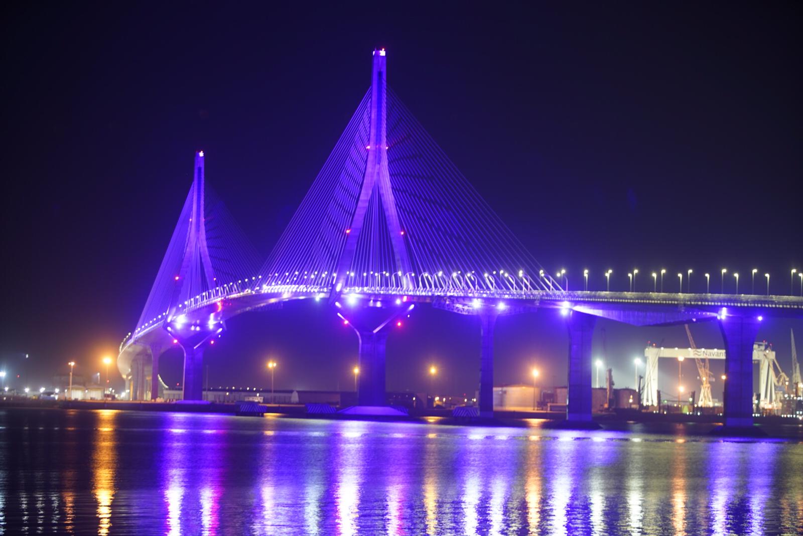 Puente de la Constitución de 1812, conocido como segundo puente o de La Pepa, iluminado por una conmemoración.  JUAN CARLOS TORO