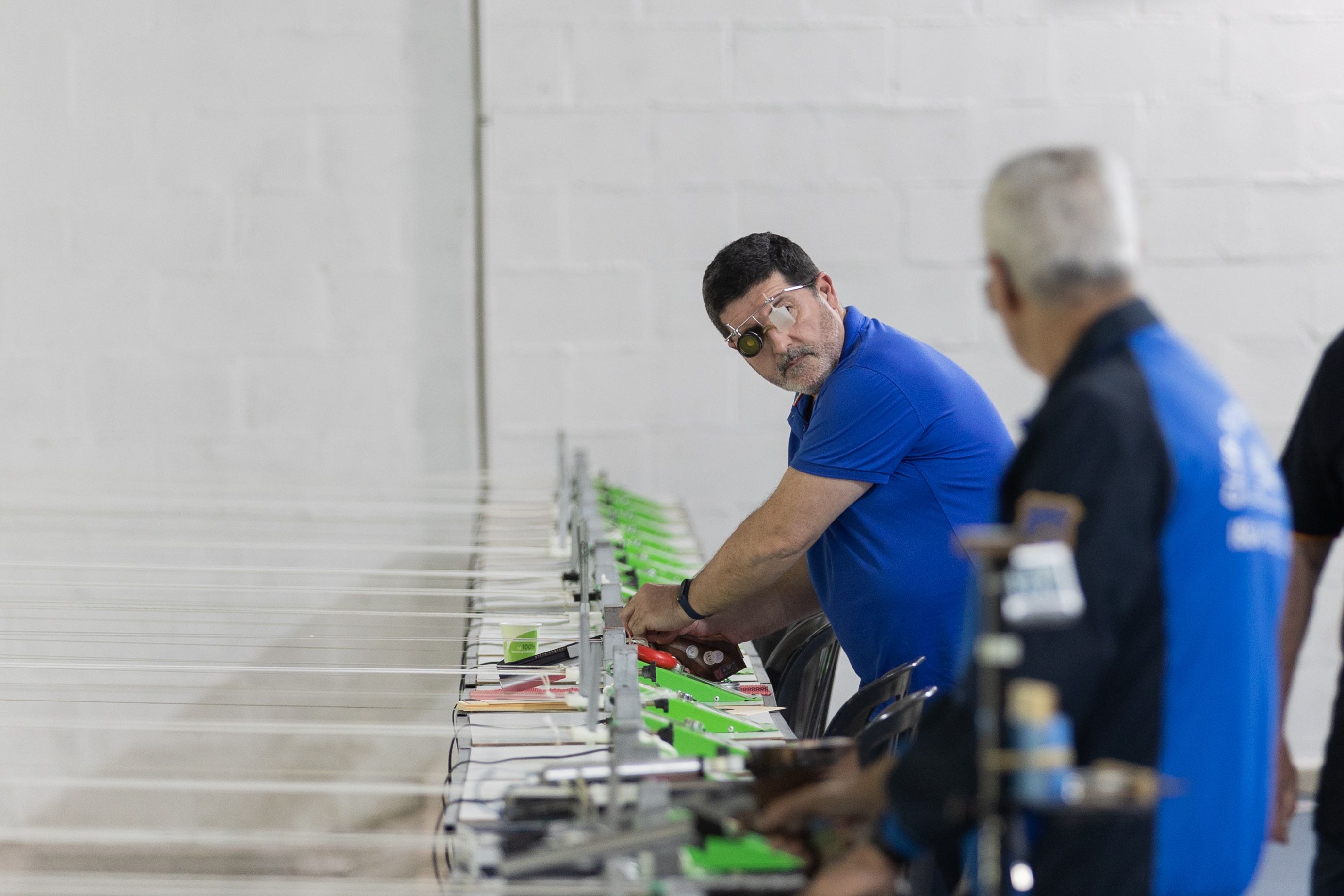 José María suelta su pistola en el puesto.