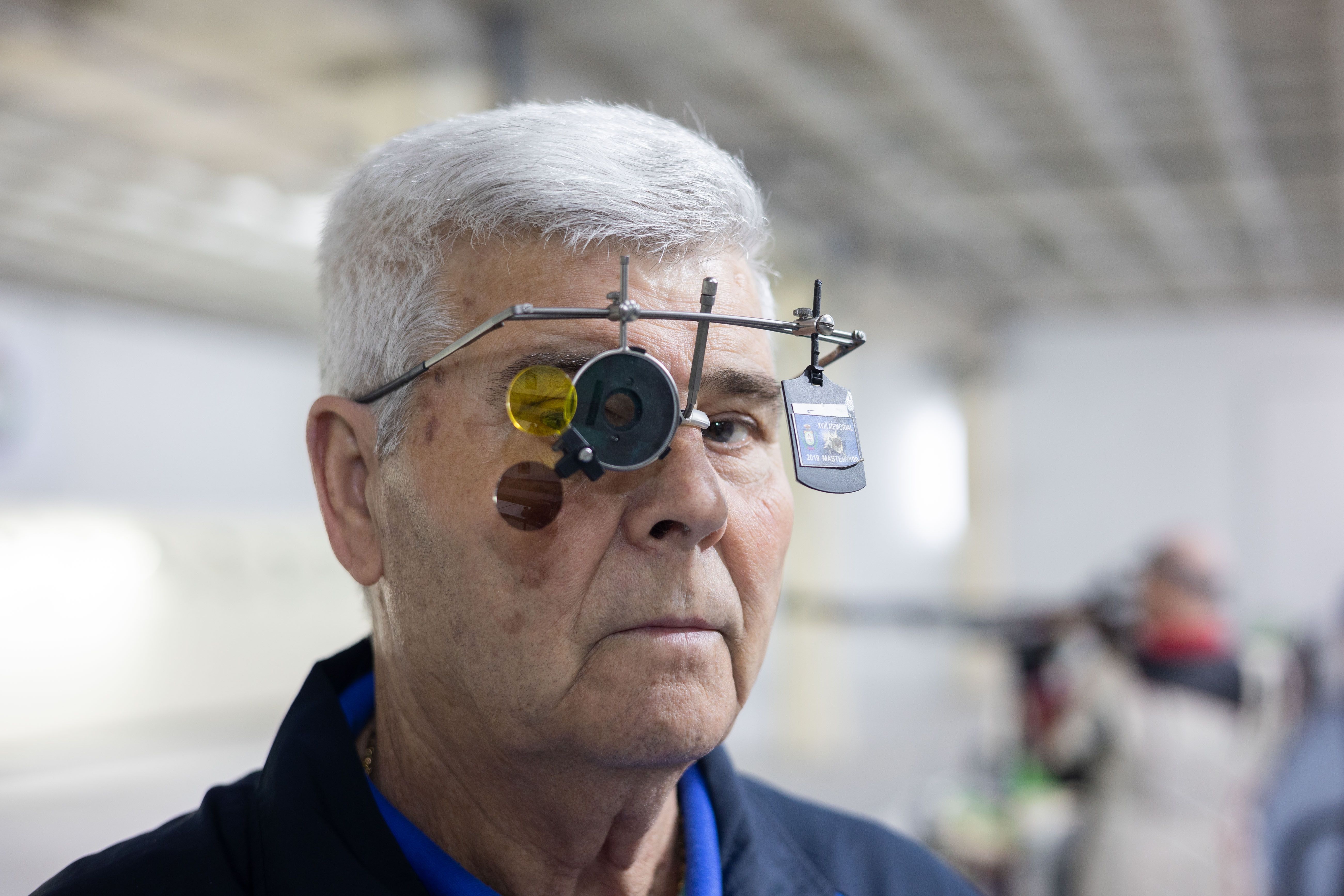 Algunos tiradores usan gafas para practicar.