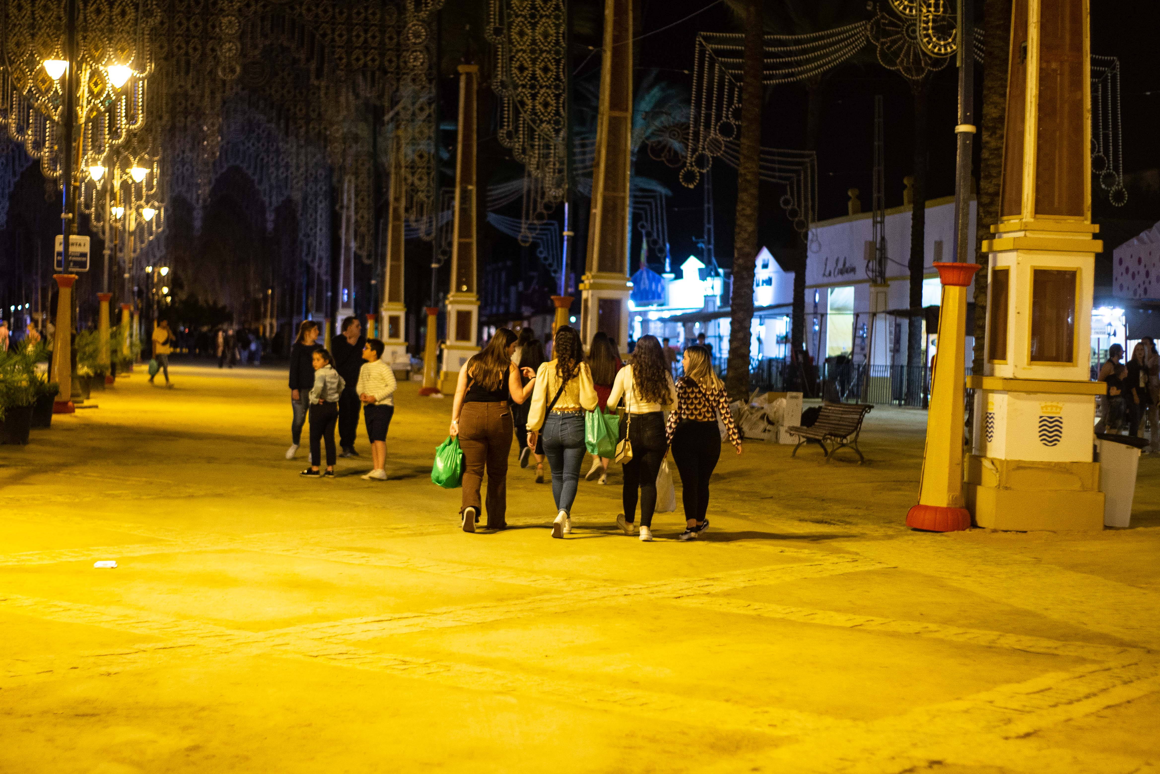 Jóvenes de camino a un botellón con botellas de alcohol.