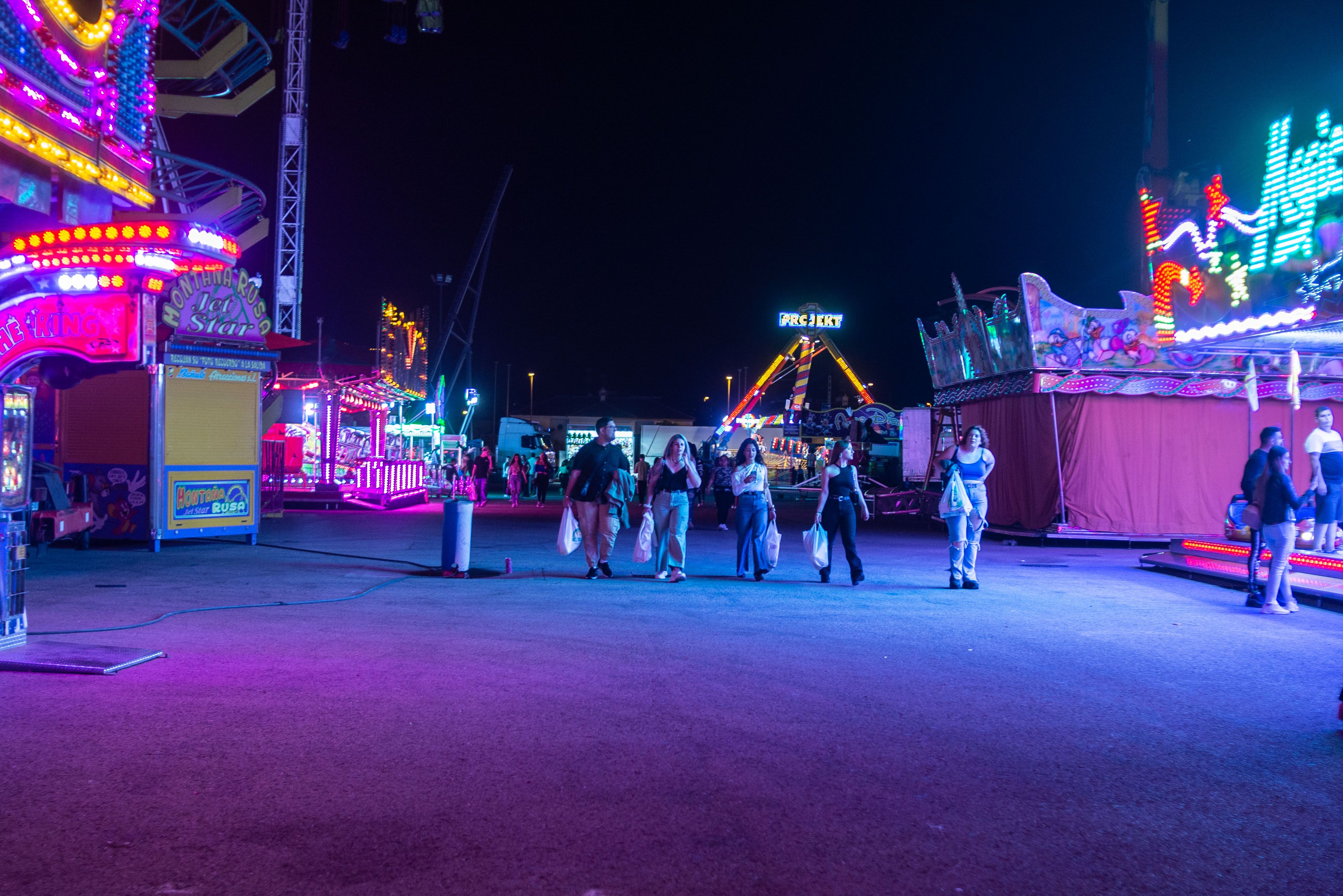 Un grupo de jóvenes, por la zona de las atracciones. 