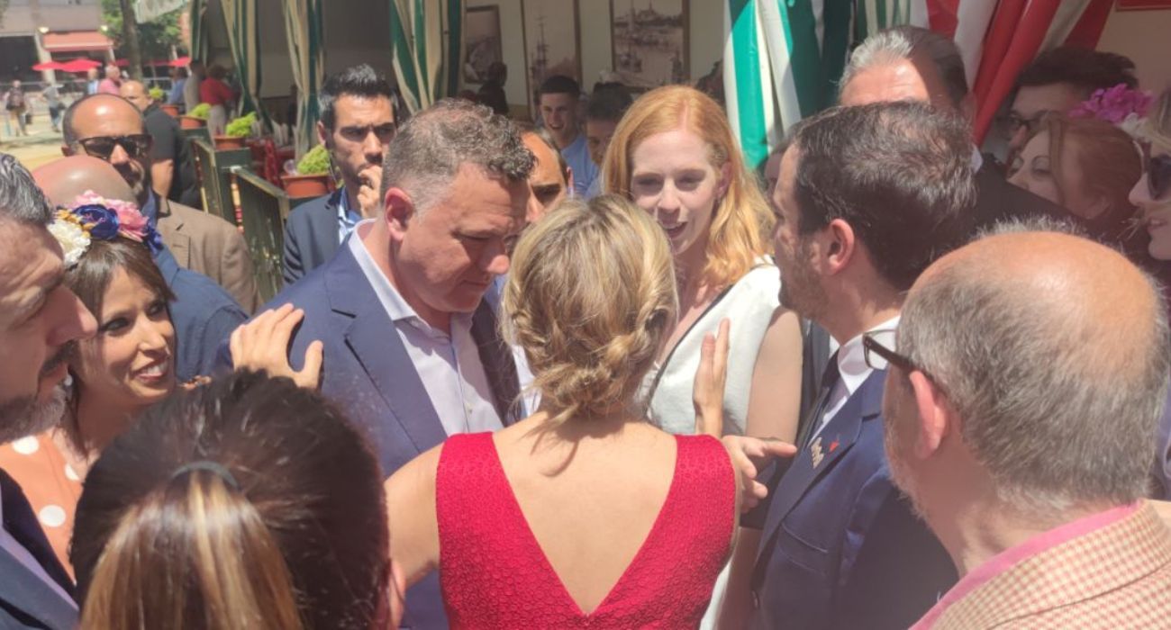 Juan Antonio Delgado y miembros de Podemos, junto a la lideresa del partido, Yolanda Díaz.