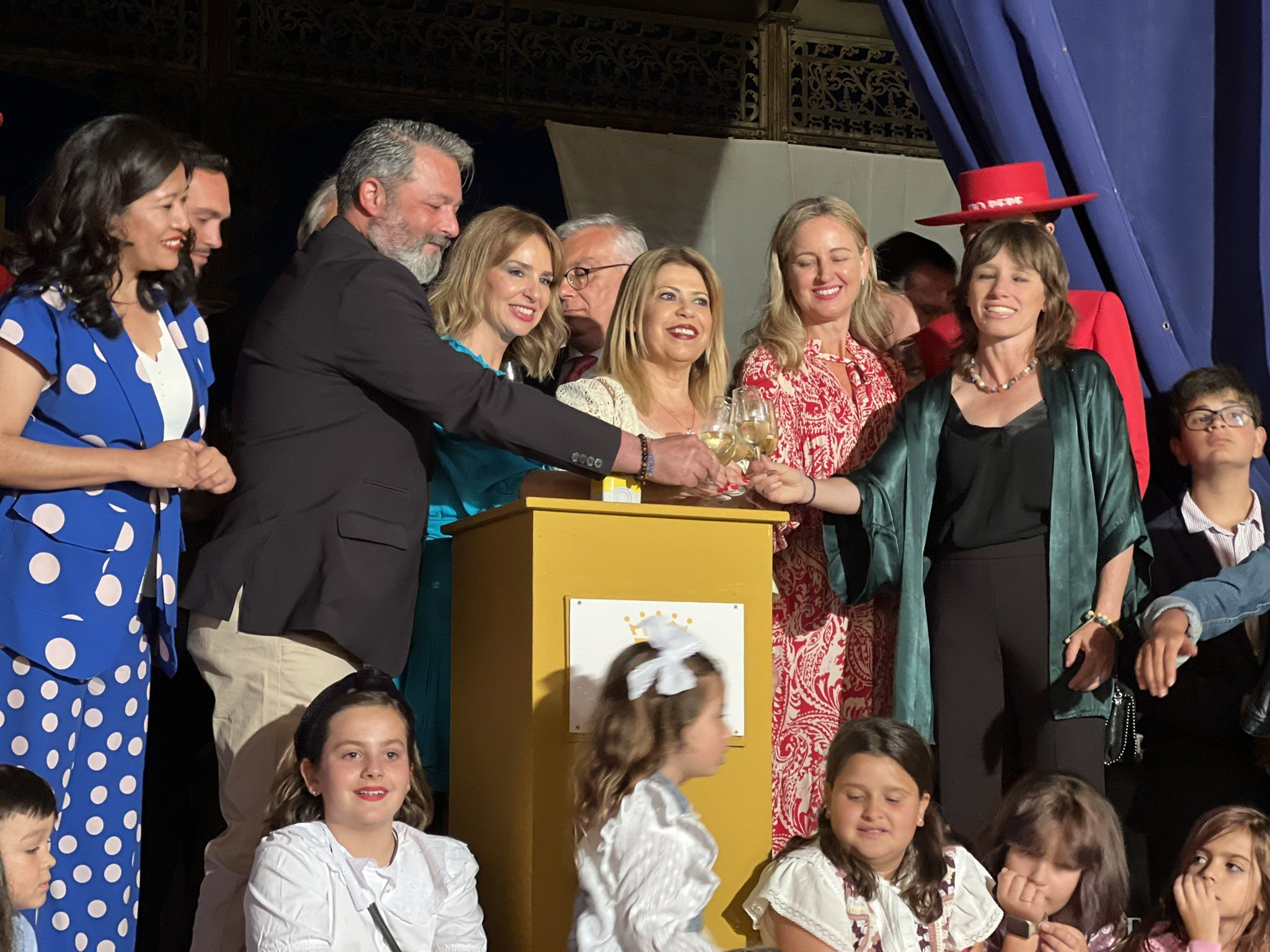 Mamen Sánchez, junto a miembros de la Corporación municipal, en el momento del encendido del alumbrado. Mamen Sánchez, junto a miembros de la Corporación municipal, en el momento del encendido del alumbrado.
