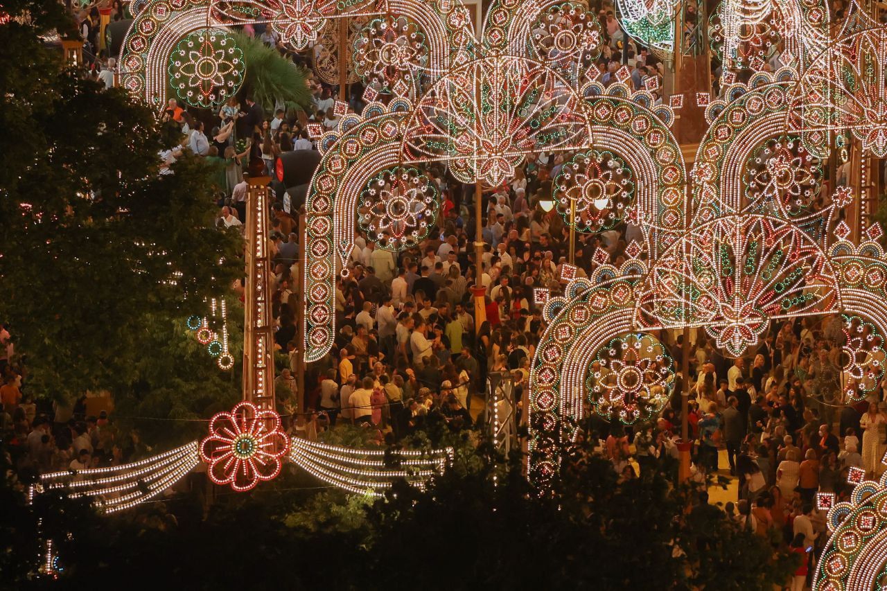 Así de espectacular luce la Feria del Caballo tras la inauguración oficial de su alumbrado. MANU GARCÍA Así de espectacular luce la Feria del Caballo tras la inauguración oficial de su alumbrado. MANU GARCÍA