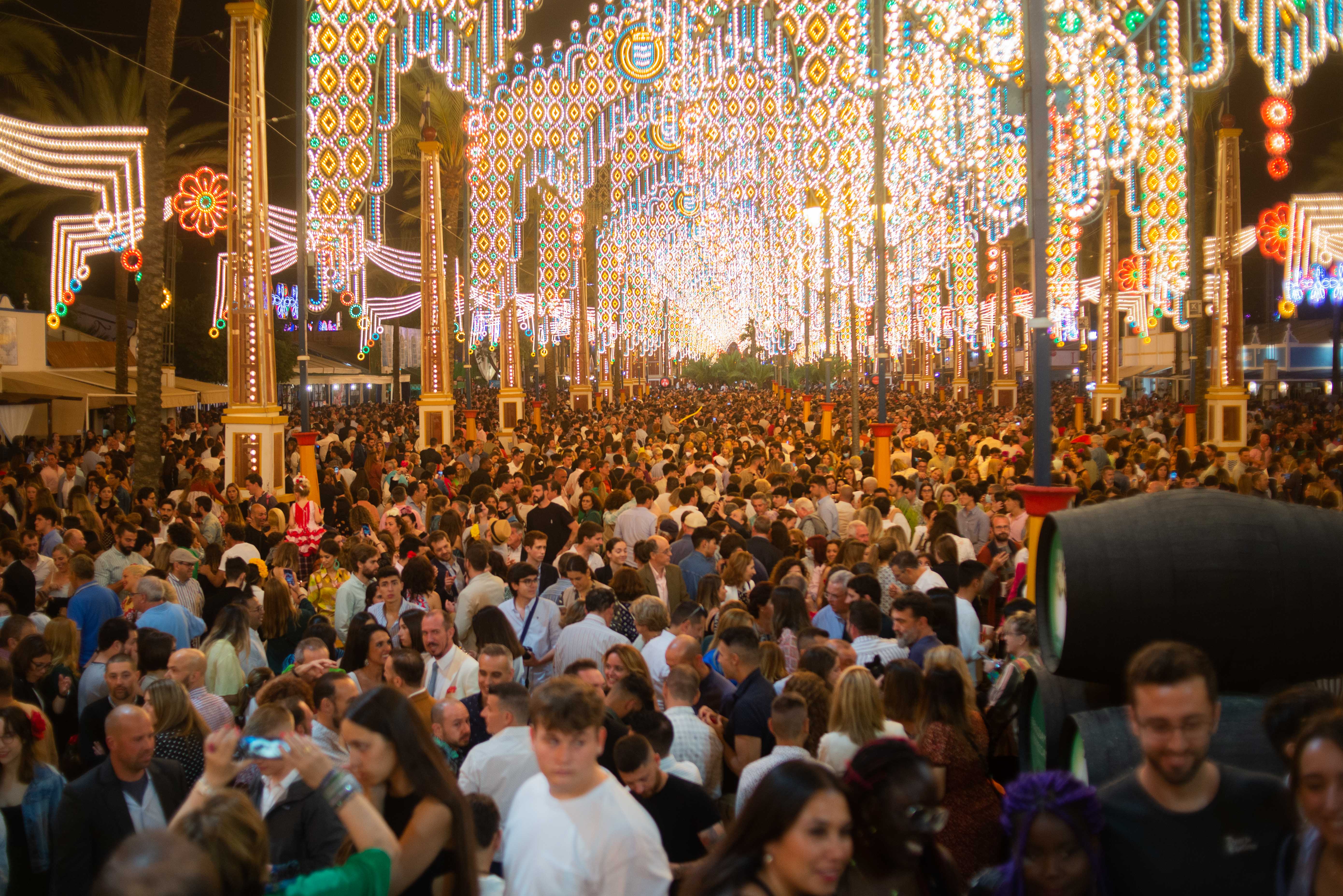 Aspecto del real del González Hontoria, en la noche de este pasado sábado de 'encendido' del alumbrado de la Feria del Caballo.