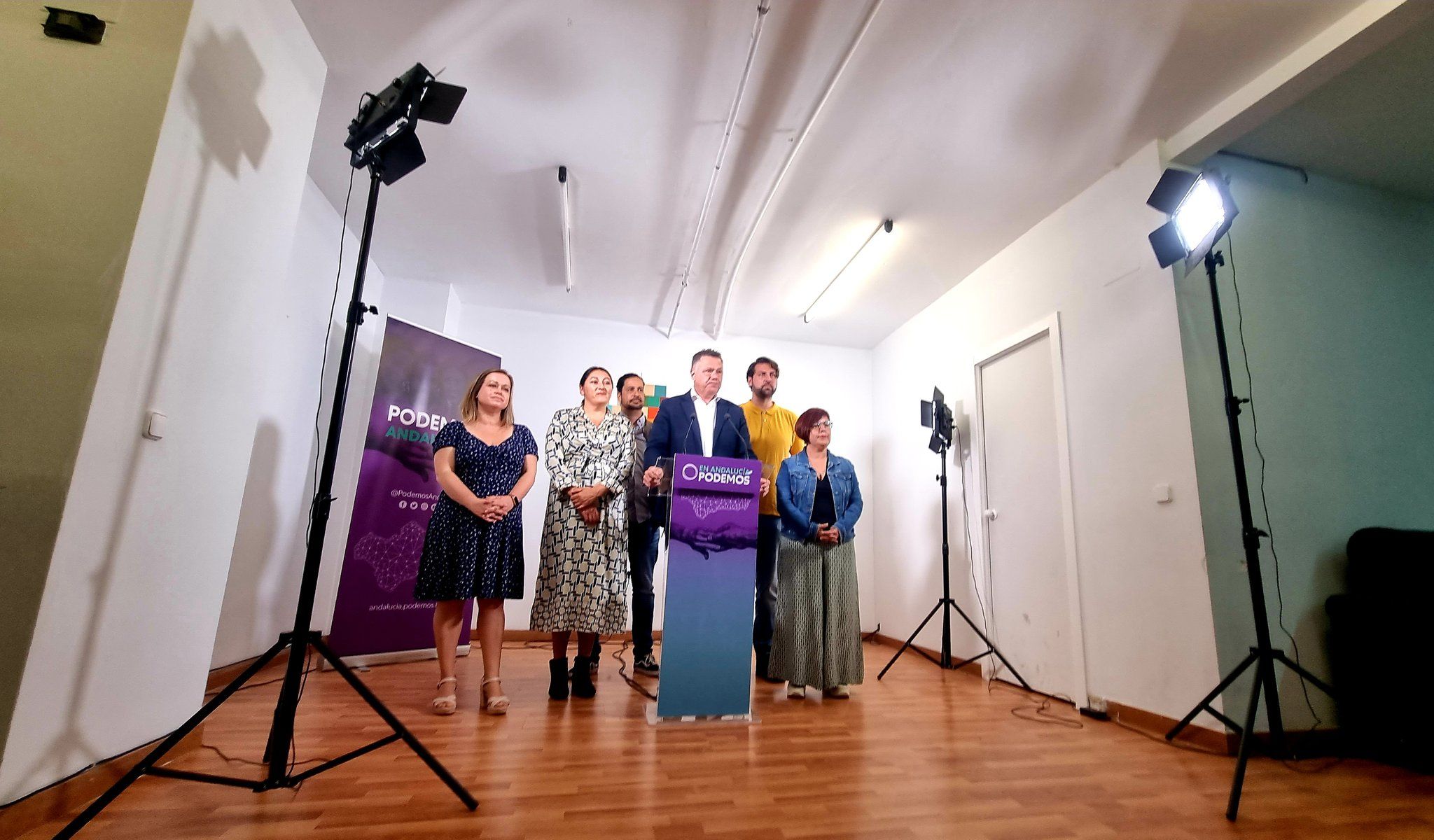 Juan Antonio Delgado, junto a varios compañeros de Podemos.