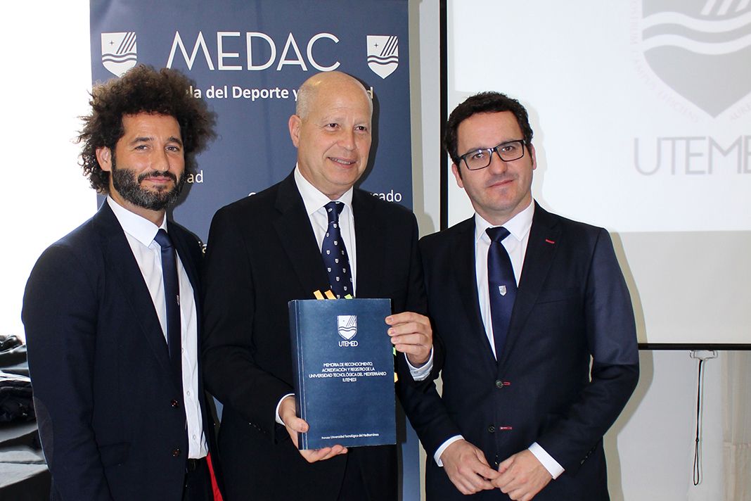 Paco Ávila, Javier Imbroda, Miguel Reinoso de Medac, cuando el consejero era propietario de la empresa que promueve una universidad privada.