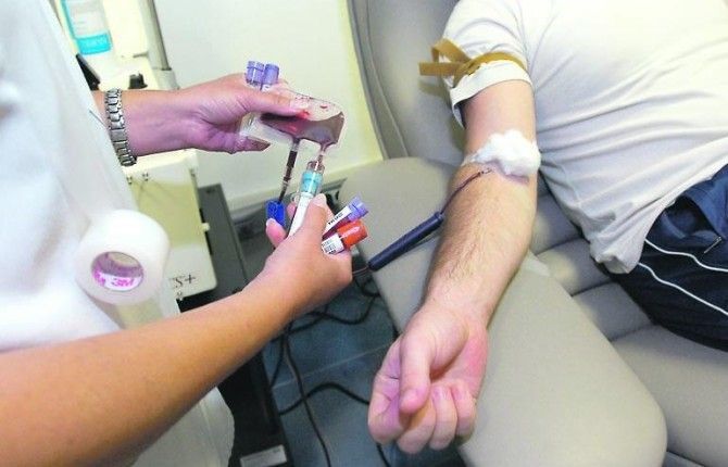 Donación de sangre en una imagen de archivo. Donación de sangre en una imagen de archivo.