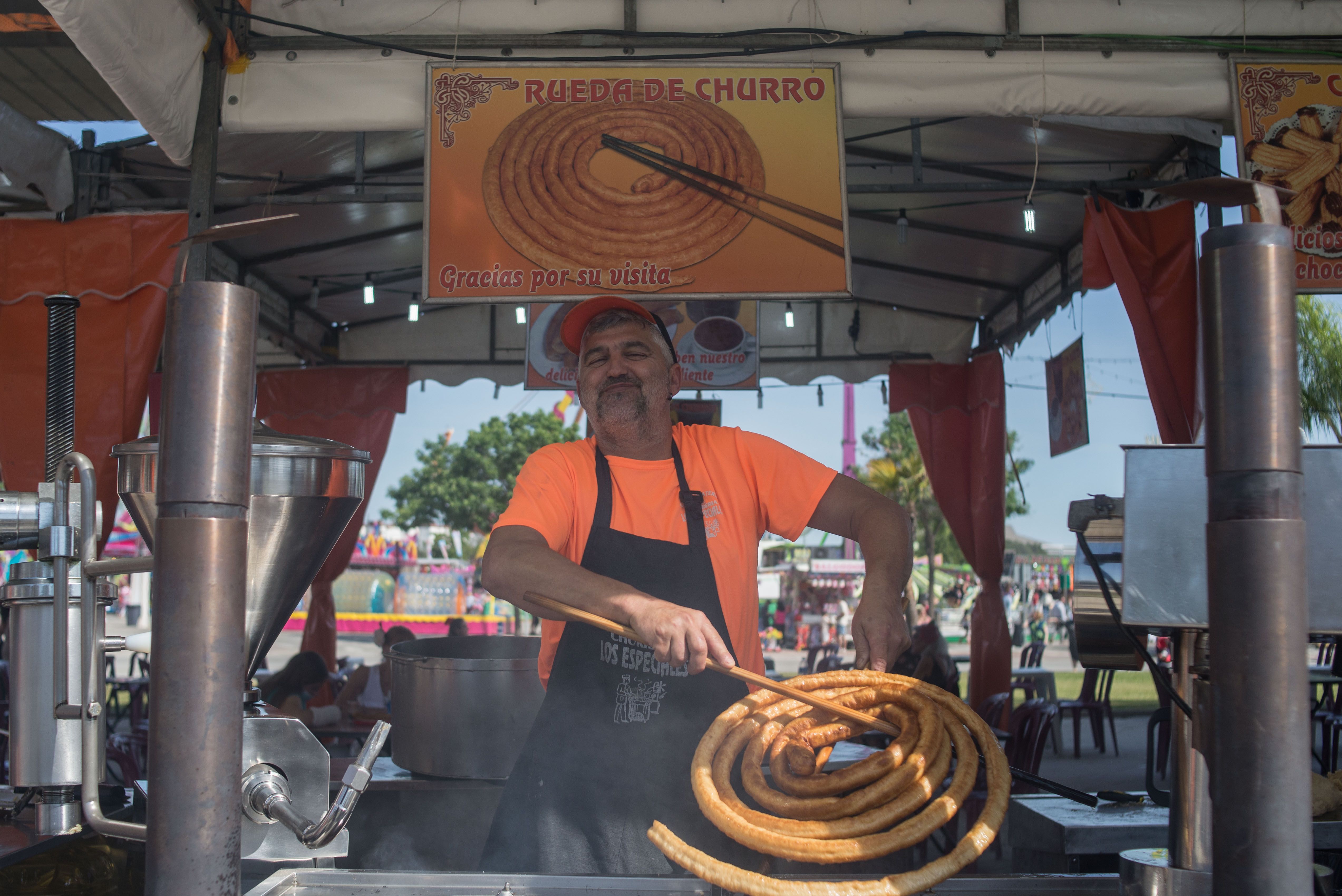 Miguel prepara unas porras en la churrería Los especiales, en la Feria del Caballo.