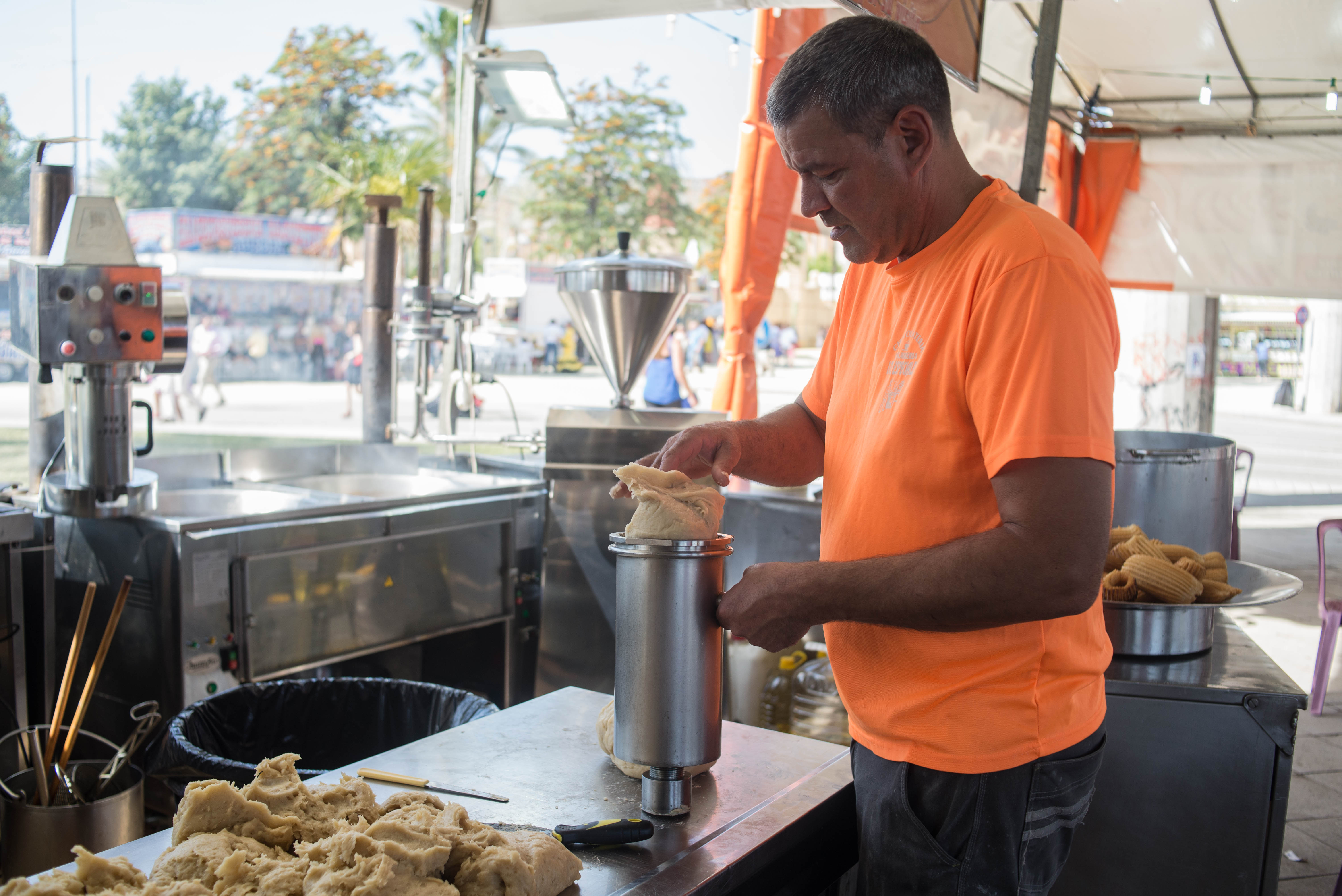 Elaboración de las porras en la churrería Los especiales.