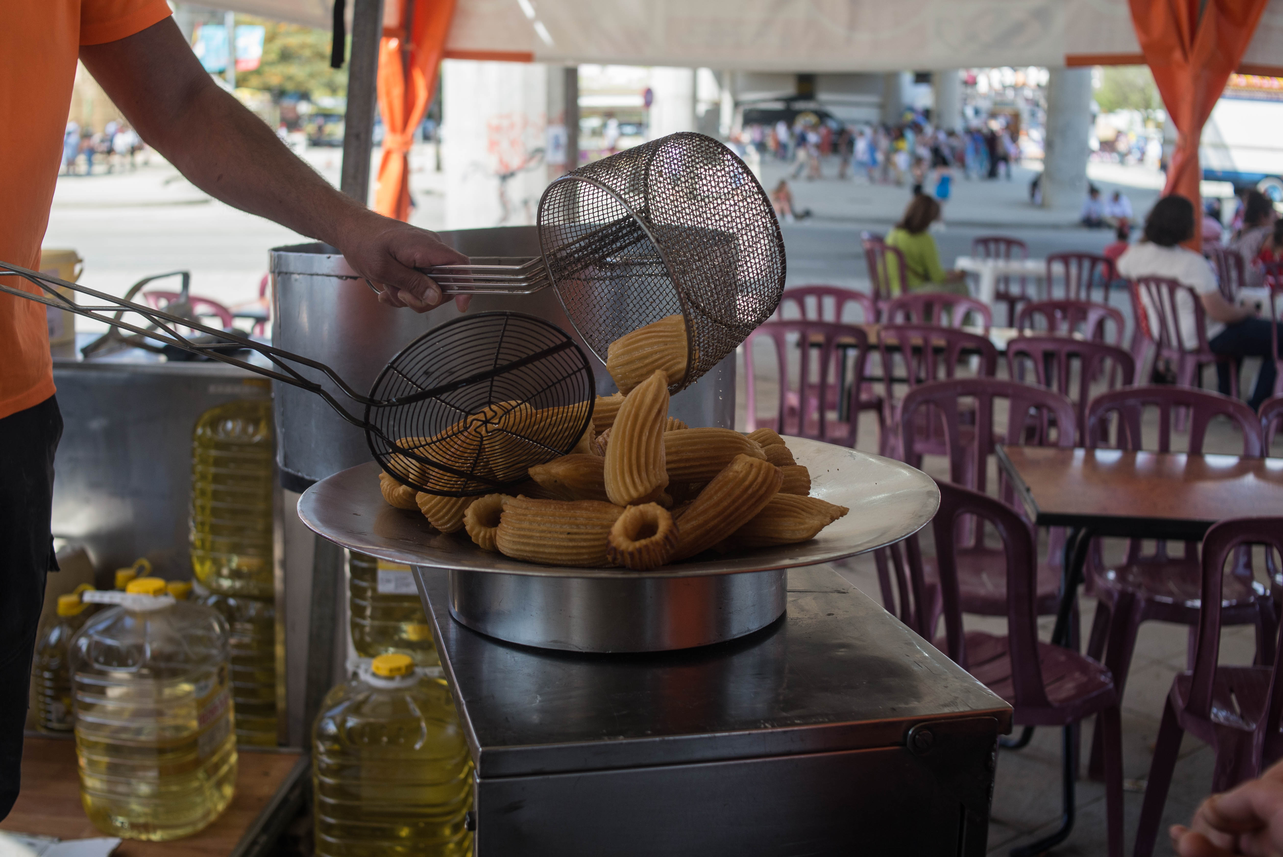 Los churreros preparan el producto estrella de las meriendas en la Feria.