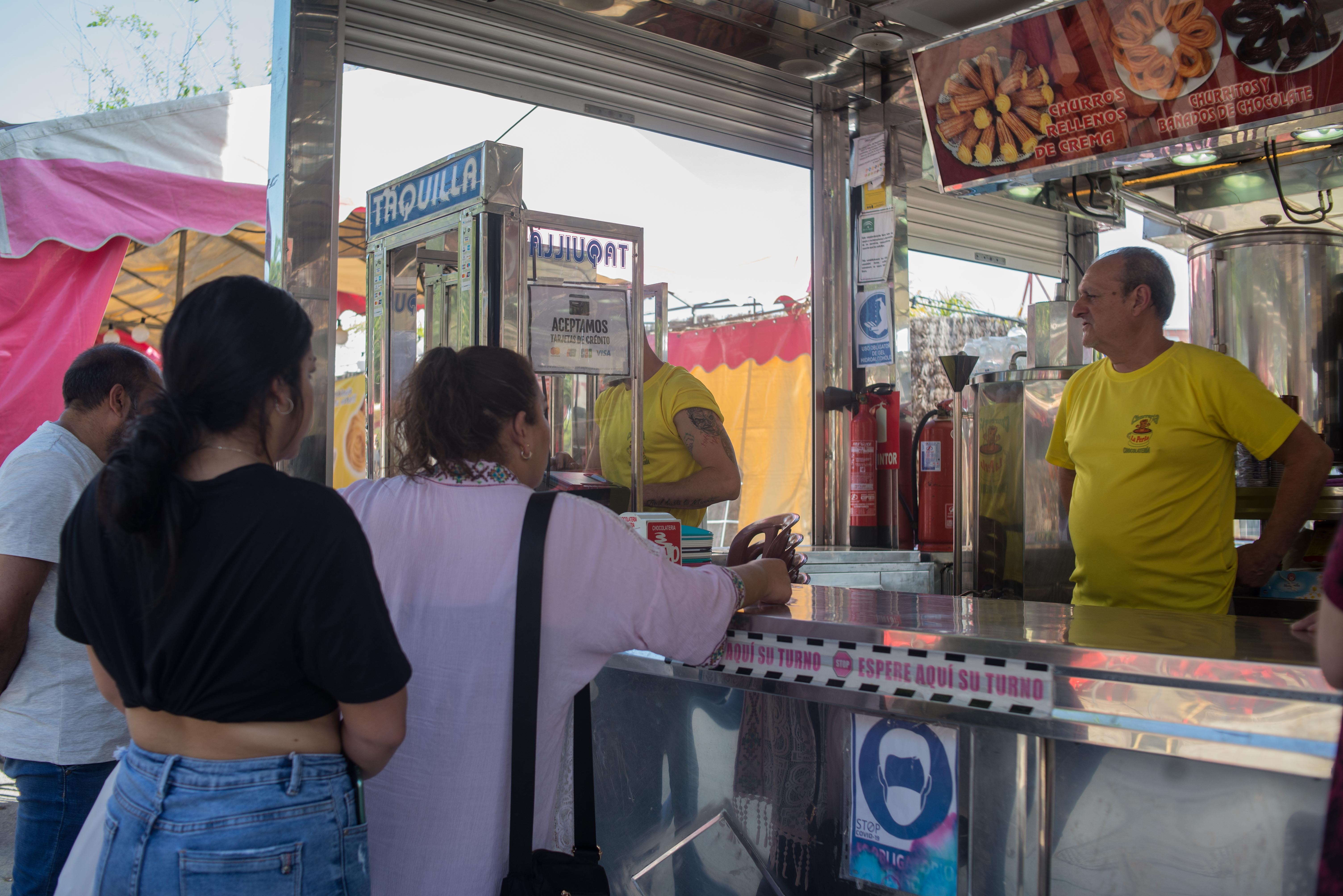Varias personas en la churrería La Perla.