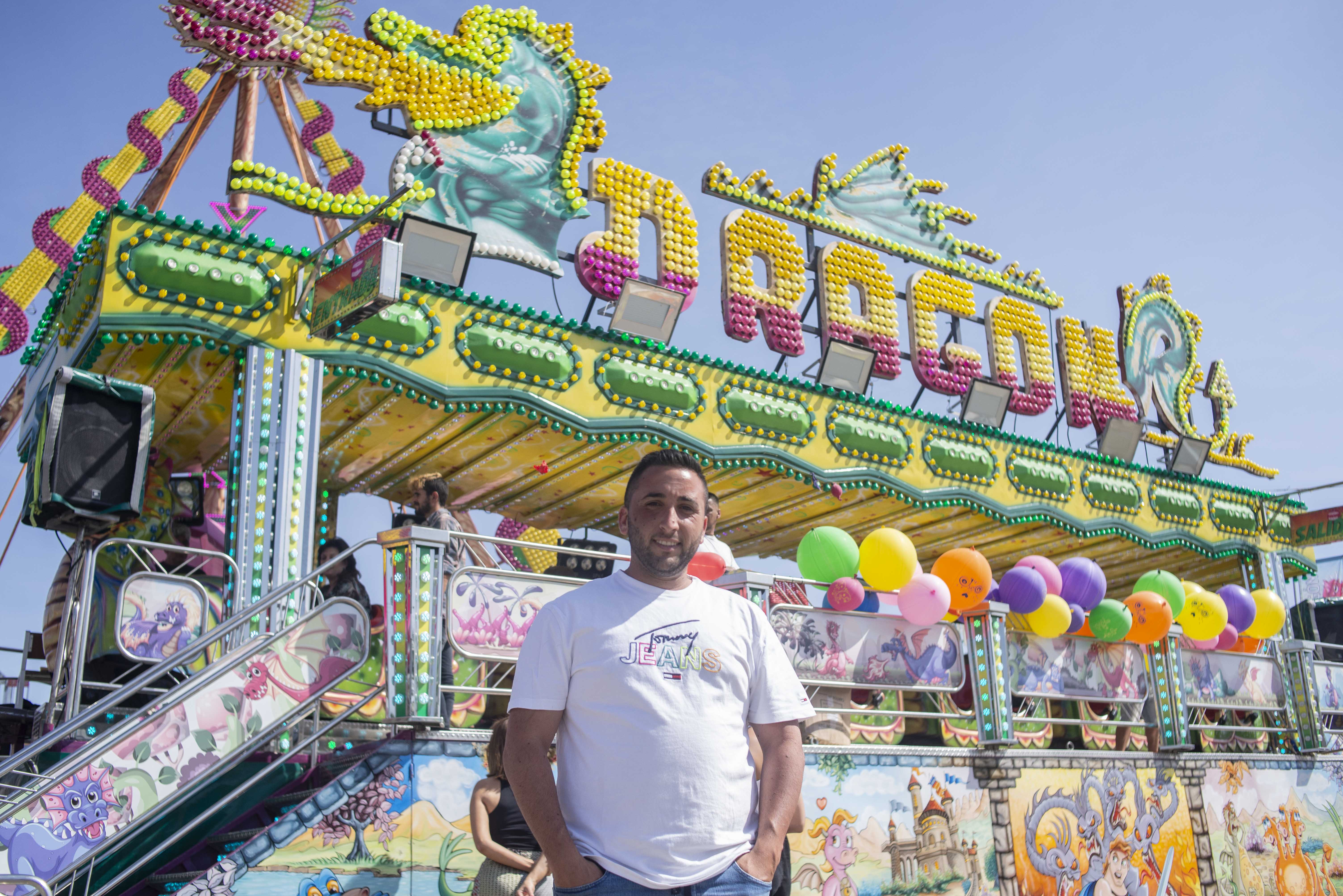 Alex, propietario de El Dragón, uno de los 'cacharritos' míticos que vuelven a la normalidad en la Feria del Caballo de Jerez. Alex, propietario de El Dragón, uno de los 'cacharritos' míticos que vuelven a la normalidad en la Feria del Caballo de Jerez.